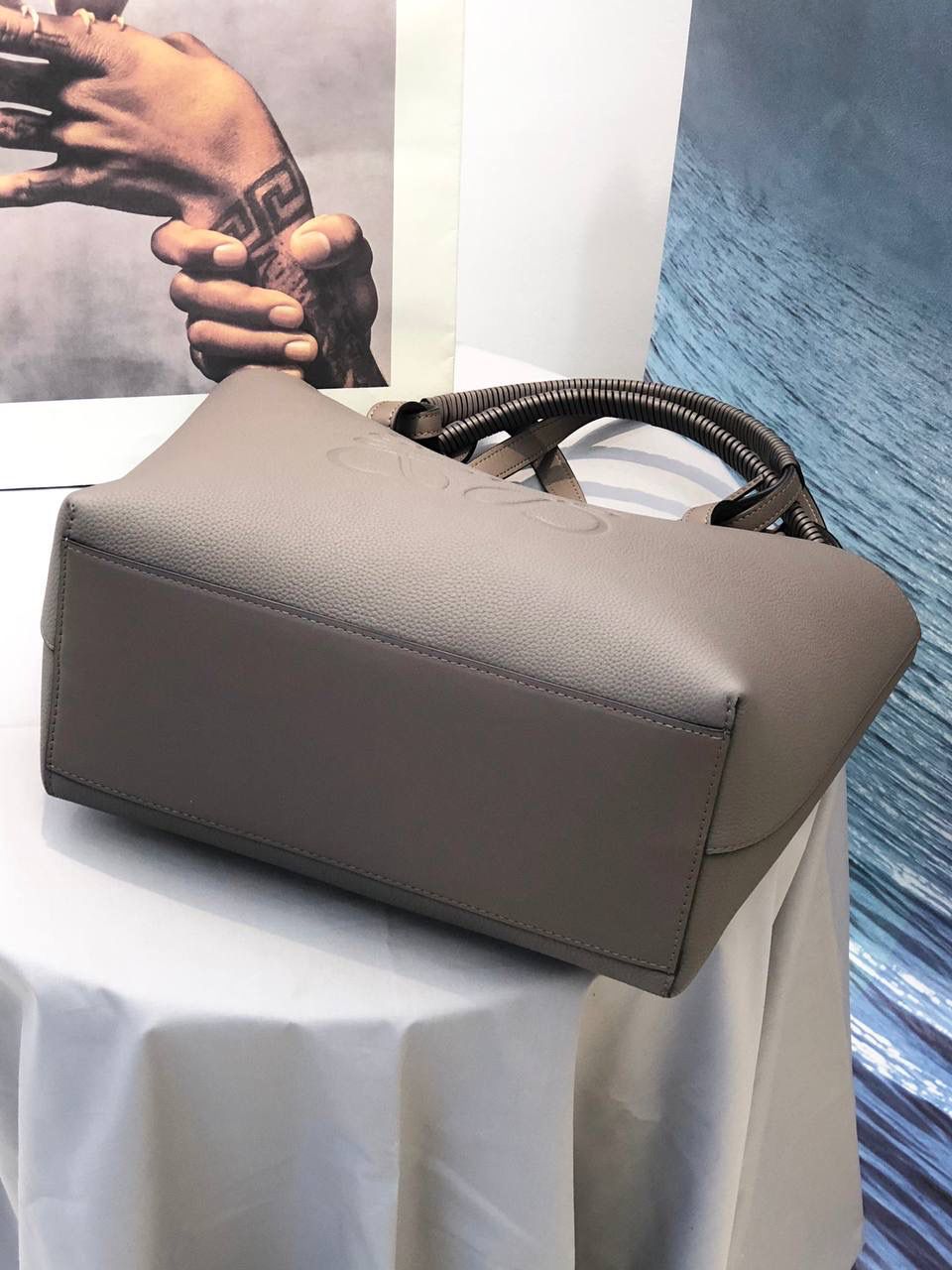 *𝘈𝘯𝘢𝘨𝘳𝘢𝘮 𝘛𝘰𝘵𝘦 印花托特包 #曾黎同款#优雅知性，气质十足 ✅ 尺寸:𝟐𝟗-𝟏𝟒-𝟐𝟓𝐜𝐦 编码:011830 颜色:铁灰色 将品牌经典图案融入皮革其中，形成了一个标志 里外牛皮革与编制提手让整个包都挺括了起来，质感满满，将实用性最大化，容量感人，十分适合日常，不禁感叹Lo罗家的细节与品质！