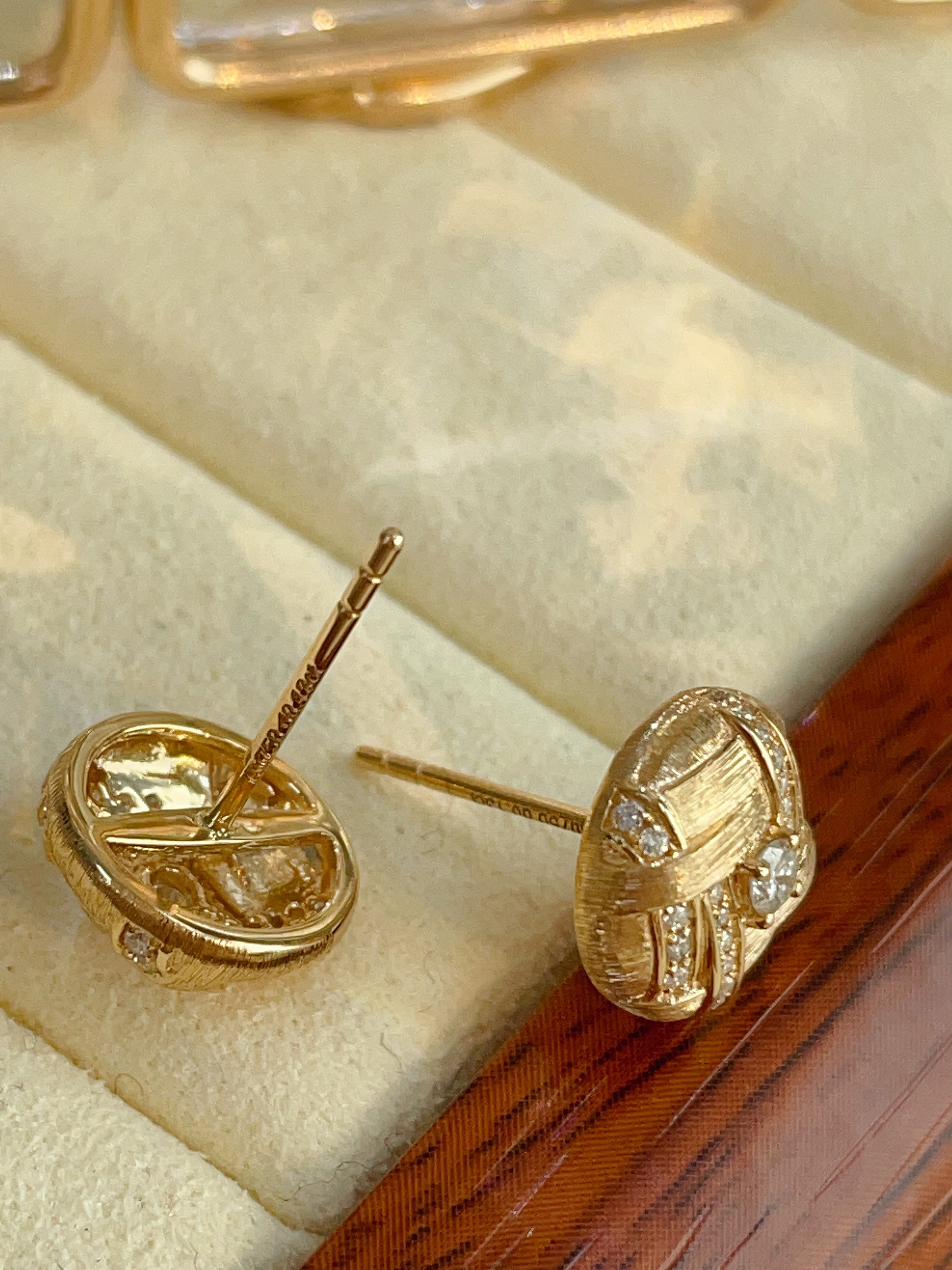 18K Gold Brushed Basketweave Diamond Stud Earrings N031361