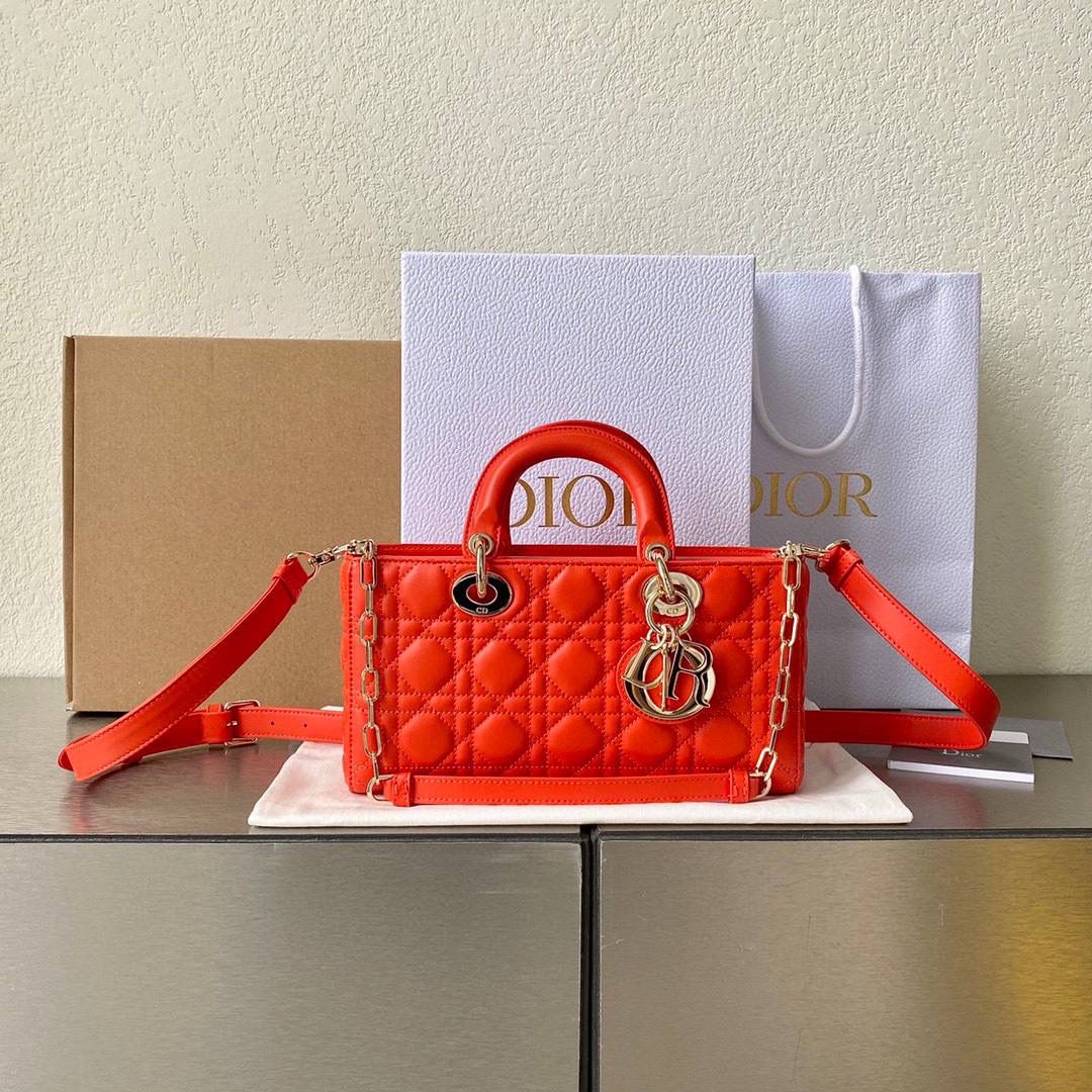 𝗗𝗶𝗼𝗿 𝗗-𝗝𝗼𝘆 𝗯𝗮𝗴羊皮亮橙🧡🔥 时尚果然就是轮回，回归了一把中古戴妃 长方包形，短链条➕细长肩带直接封神！！ 复古时髦感超强，真是什么场合都可以把住 绝对是lady中的天花板了，强势出圈啦姐妹们😍😎 26 x 13.5 x 5cm