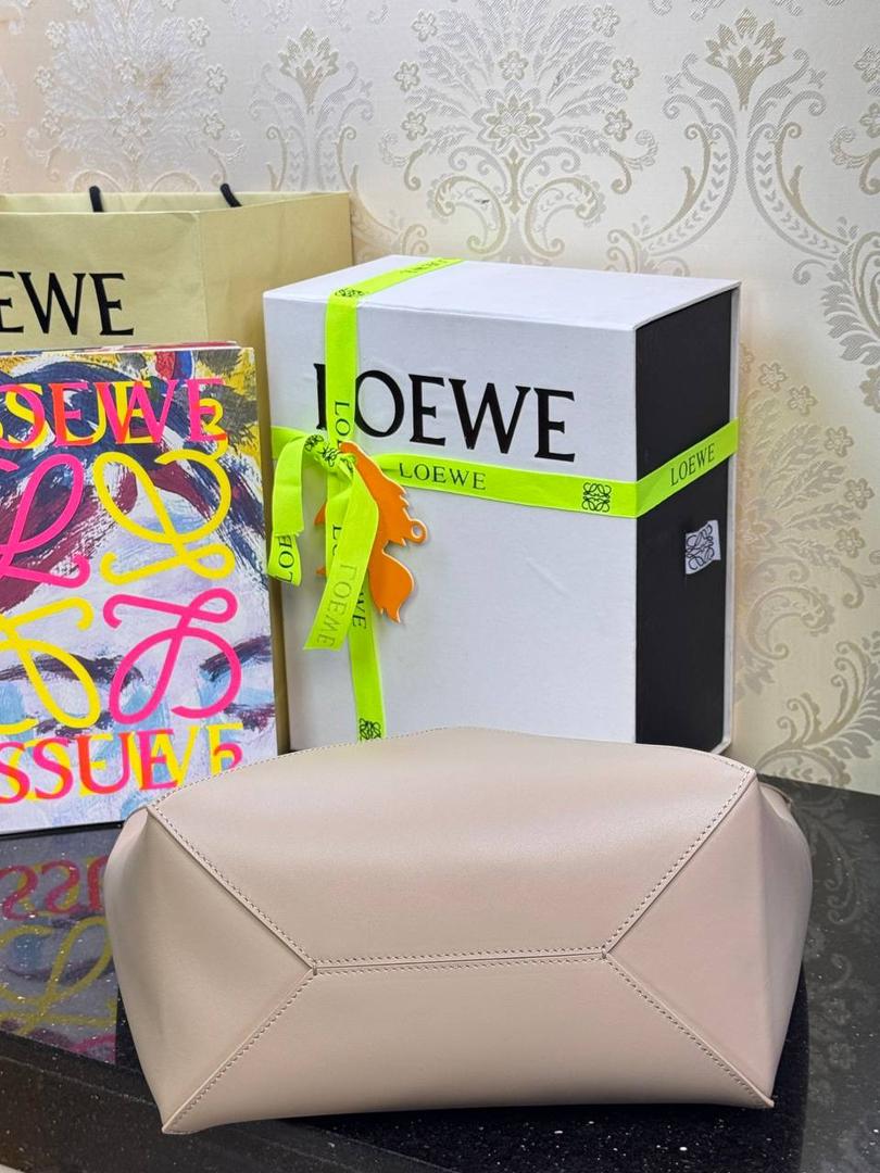 🎈*中号𝐏𝐮𝐳𝐳𝐥𝐞 𝐅𝐨𝐥𝐝折叠手袋👜*（沙色） ——全新【𝗡𝗘𝗪】升级‼️ 延续经典𝙋𝙪𝙯𝙯𝙡𝙚的标志性几何裁剪设计，新晋顶流🅰️𝙋𝙪𝙯𝙯𝙡𝙚 𝙁𝙤𝙡𝙚 𝙏𝙤𝙩𝙚以折纸包为灵感，升级成🉑完全折叠‼️的结构，立体与平面任意切换，出差旅行🧳必备单品。小牛皮材质轻且柔软，𝐌𝐢𝐧𝐢尺寸搭配一条可拆卸式肩带，手提，肩背，斜挎多样化背法✨ 尺寸：𝟐𝟓.𝟓-𝟏𝟒.𝟓-𝟑𝟏.𝟓𝐜𝐦 款号：052316