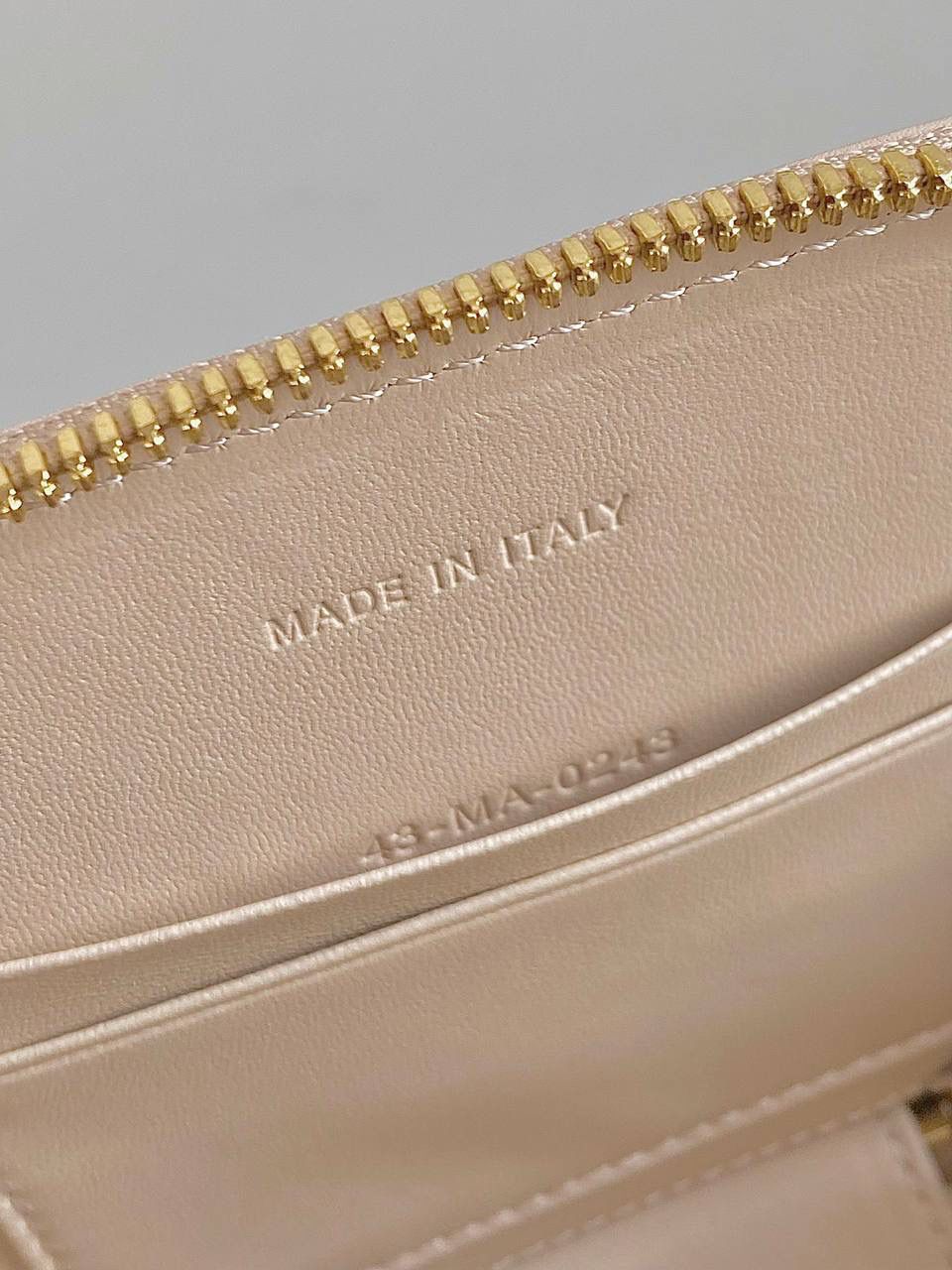 🈶焦糖米色 𝗗𝗜𝗢𝗥 𝗦𝗶𝗴𝗻𝗮𝘁𝘂𝗿𝗲 椭圆相机包 全新系列一出直接萌翻天，很难不火 通常在金属包扣或链条装饰的CD字母 这次当了回主角，直接放大像极了猪鼻子 压印浮雕质感和字母的立体弧度，好高级 成了包身上一眼就能看到的重点元素 手拎俏皮可爱，出席晚宴也非常的优雅 斜挎随性灵动啊，别具一格独树一帜，都去冲 18×11×6.5cm，#8121m