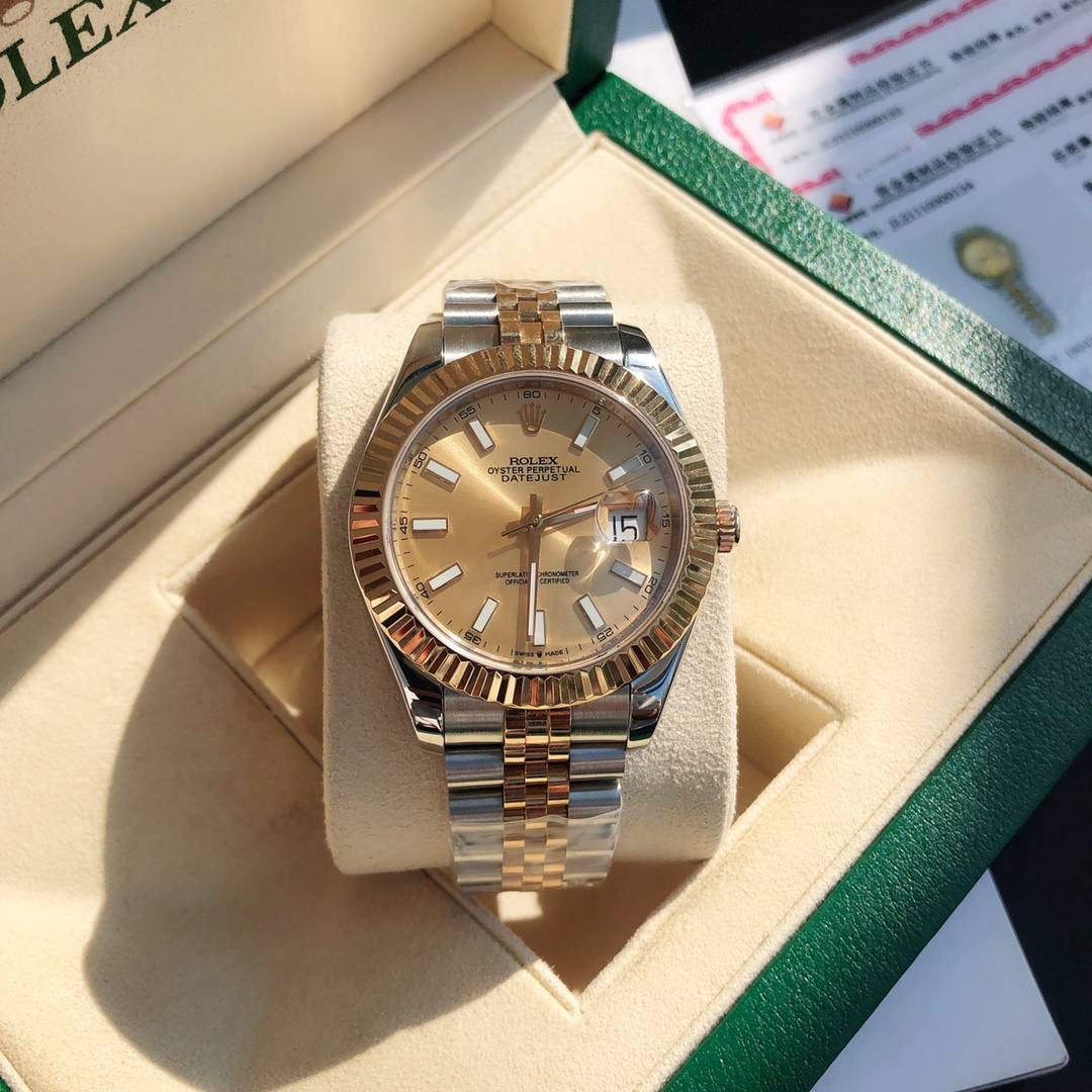 ROLEX- 劳力士日志型！男款41mm完美尺寸。女款36mm尺寸。 表链采用黄金钢材质，极其坚固耐用，金属拉丝设计彰显出强烈的金属质感！人体工学设计的表耳和表带配合完美的融为一体，佩戴起来真的很舒适✨⌚️