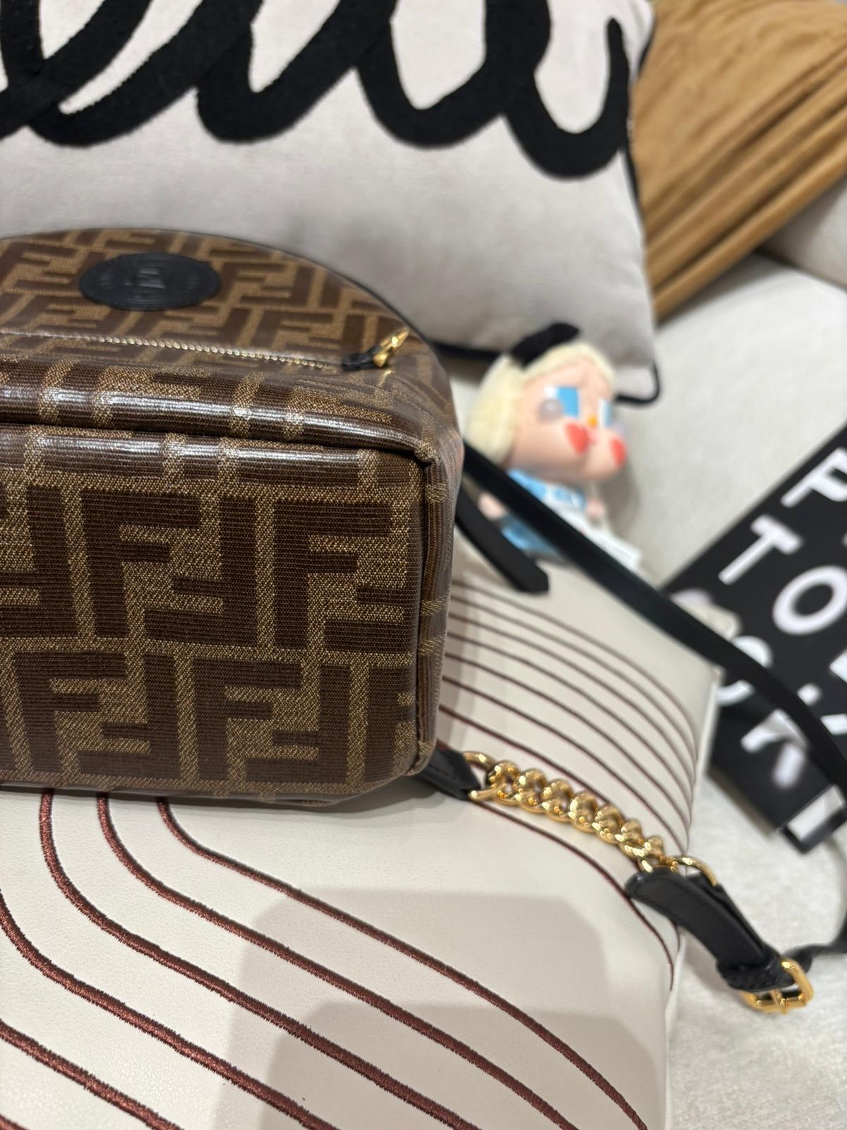 Fendi zucca mini ff backpack 防水背囊,100%Authentic, 98%new✅dust bag 