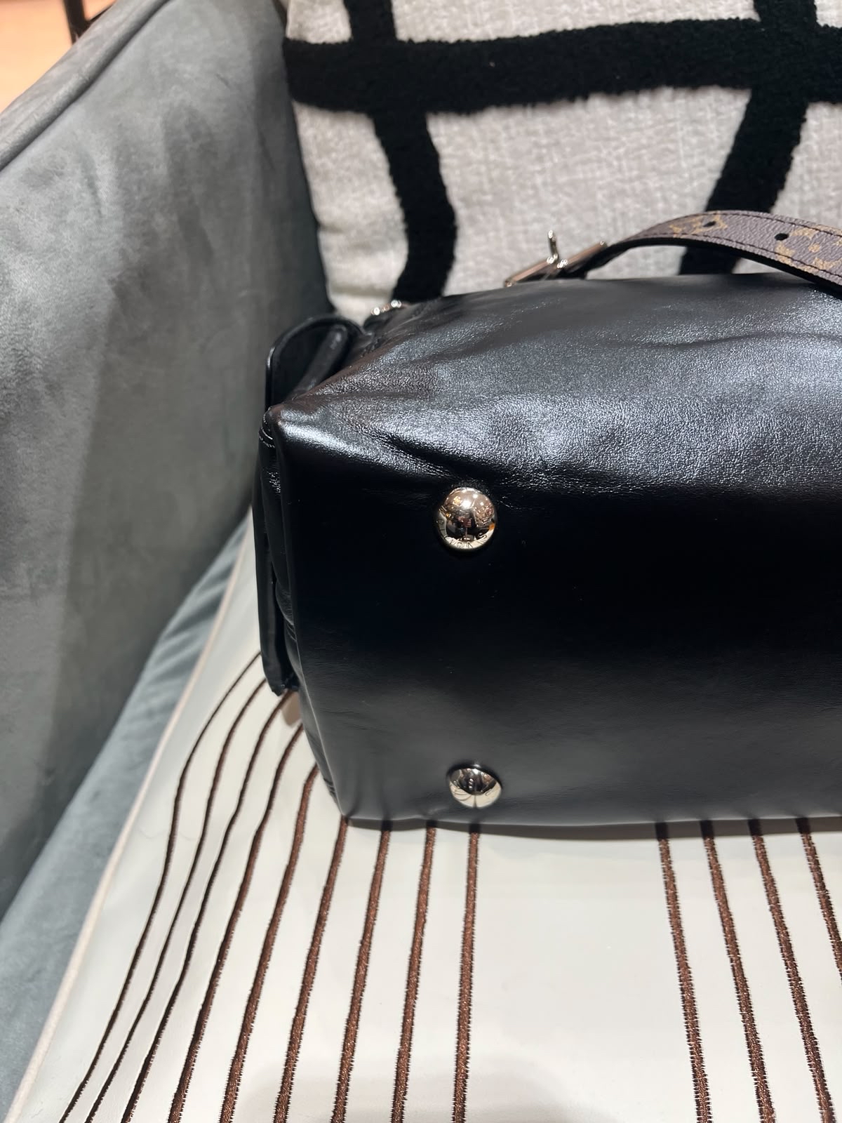 Lv CarryAll cargo Vibe pm leather 33.5 x23xd15cm 100%Authentic,98%new ✅收據 ✅dust bag ✅box