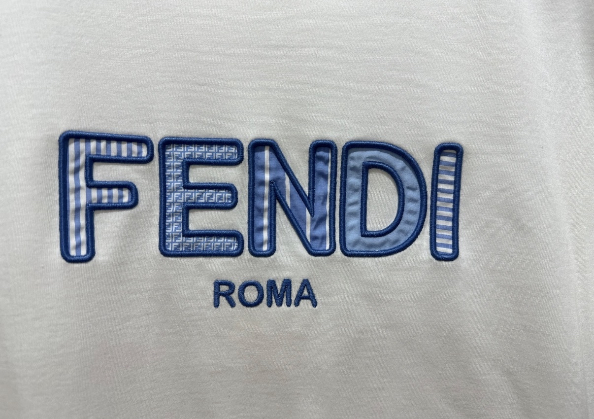 Fendi 藍色繡花Logo 白色Tee（童裝12碼）