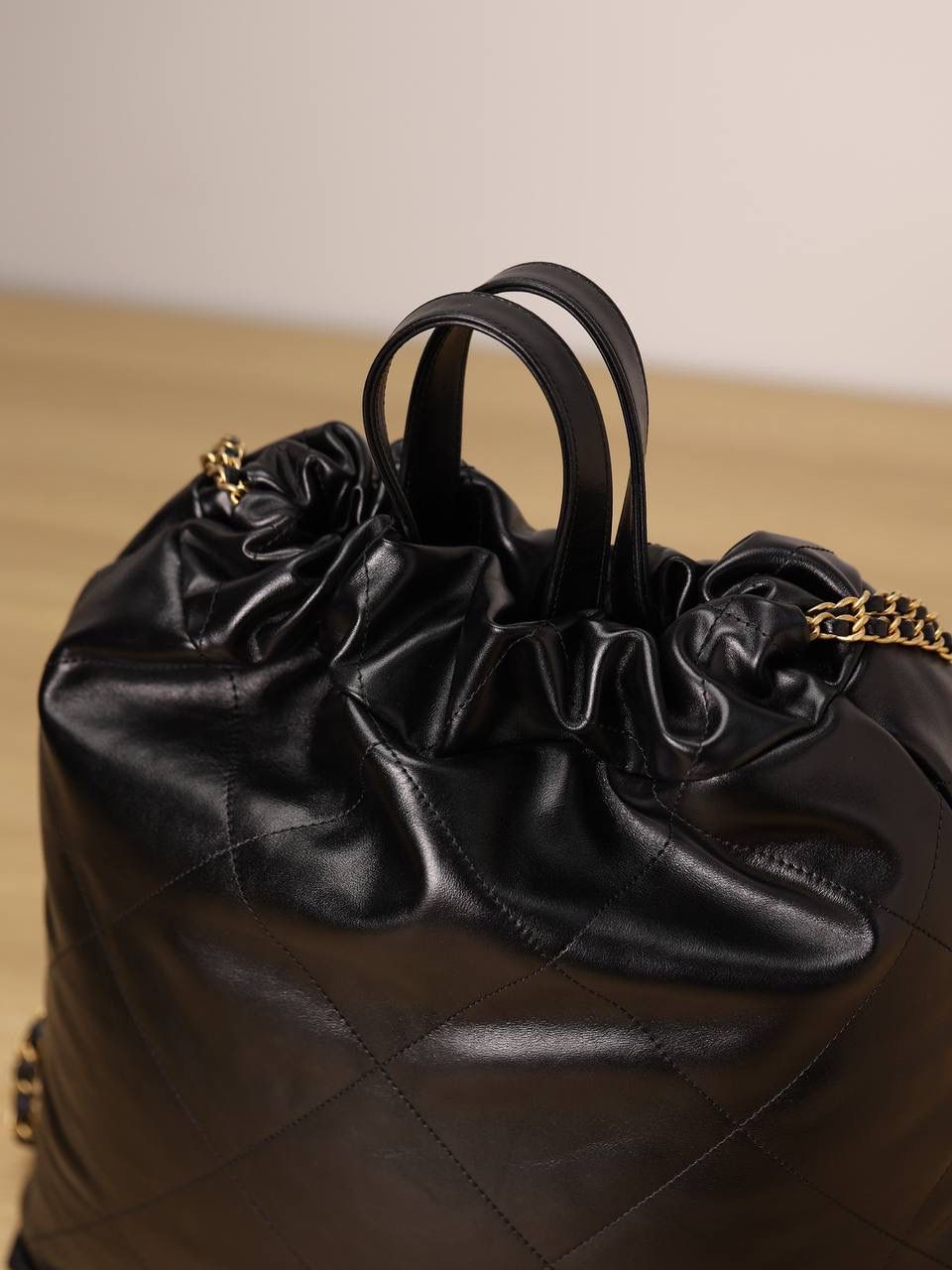 CHANEL香奈儿 22SS春夏系列 22Bag链条双肩包 🎒❤️‍🩹 独家渠道货 独家欧洲原厂皮组装ZP尾单货 杨幂、权志龙同款 爆款 ‼️ 原厂亮面牛皮 黑色搭配金色做旧五金 真的太好看了 尺寸：42*36*8cm