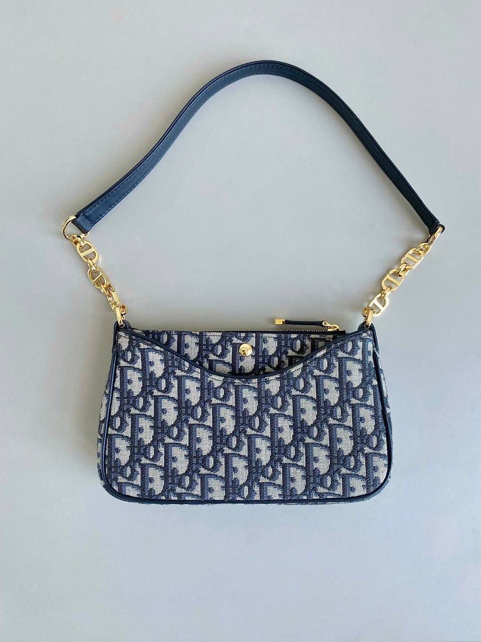 🈶老花蓝，三合一 𝗗𝗜𝗢𝗥 𝗛𝗼𝗯𝗼 𝗔𝘃𝗲𝗻𝘂𝗲腋下包 不得不说老花➕三合一➕腋下 简直绝美组合，这只肯定物超所值 两个卡夹可拆卸，日常单用都很惊喜 一个全皮配有小拉链，内袋有卡位 一个老花配有按扣，安全性都考虑到了 无论日常约会或上班通勤，我给满分！ 主打的颜值与实用并存！女生们冲冲冲 谁不爱这么轻巧精致的腋下包啊~~ 21×13×5cm，#6525m