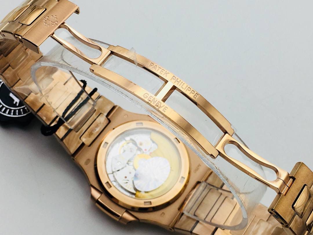 【PPF FactoryV4升级版强势来袭】百达 翡丽 璀璨方钻亮相了[色]第一款真正意义上的超级鹦鹉螺，震撼来袭！ 1⃣️全新修正的不锈钢表带，铰链部分根据真正的百达 翡丽鹦鹉螺不锈钢表带拆解开发，和正品一致的贴合效果，逆袭之前所有副本！ 2⃣️铰链开合角度和正品一致，锁毕声音和正品相同！ 3⃣️重点指出此次V4版的面盘在采用与真品一致的覆荧光涂层金质立体时标，特别突出的“蓝魅”面无限接近原版！ 4⃣️机芯方面是全新订制的修正版的一体芯Cal.324机芯，是目前唯一做到机芯的钢印与正品一样的雕刻工艺。 只有做到最好才配戴他去诗和远方！ PPF Factory 超级鹦鹉螺王中王！欢迎您的品鉴！