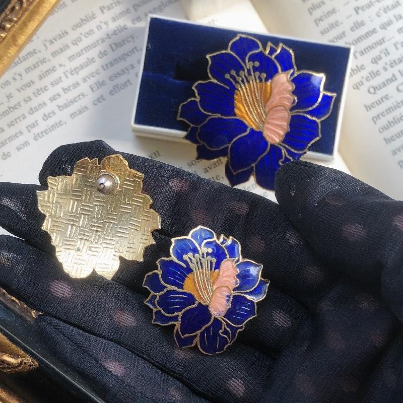 Vintage C.a. 1980s Golden Outline Cobalt Blue Flowerhead Enamel Set of Brooch and Stud Earrings - Likely Made in Taiwan（MT638）
