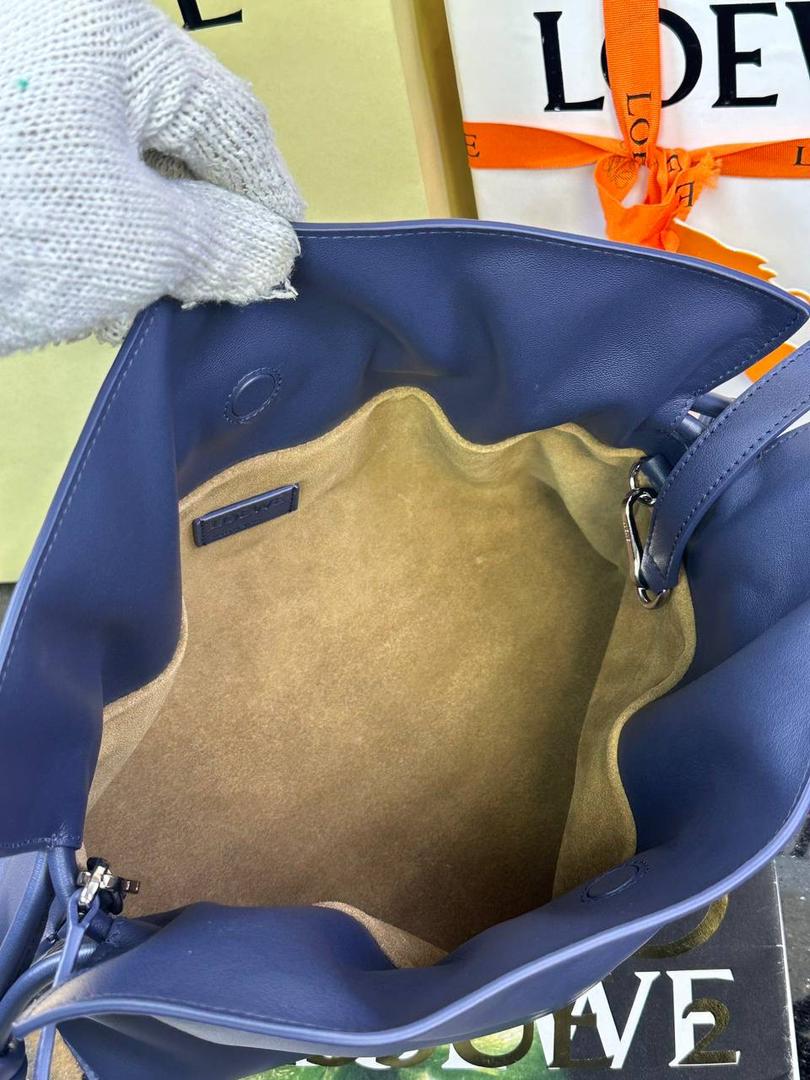 全新升级—𝙁𝙡𝙖𝙢𝙚𝙣𝙘𝙤出货啦✅ ❤️升级版福袋正面新增品牌烫金𝙇𝙤𝙜𝙤代替压印𝙇𝙤𝙜𝙤，肩带加宽同时增加两侧狗扣五金代替原本皮穿扣肩带，精致又便捷🥰 ❤️独家定制皮料五金，小牛皮皮质手感十分柔软且耐用，肩带🉑拆卸🉑调节，多种背法任你选择，容量超大，日常出行必备😍 ❤️独家品控，完全对版细节，全套礼盒🎁包装给你满满的仪式感🥰 中号尺寸：𝟯𝟬-𝟮𝟰.𝟱-𝟭𝟬.𝟱𝗰𝗺 款号：052028 深邃蓝【配全套礼盒】