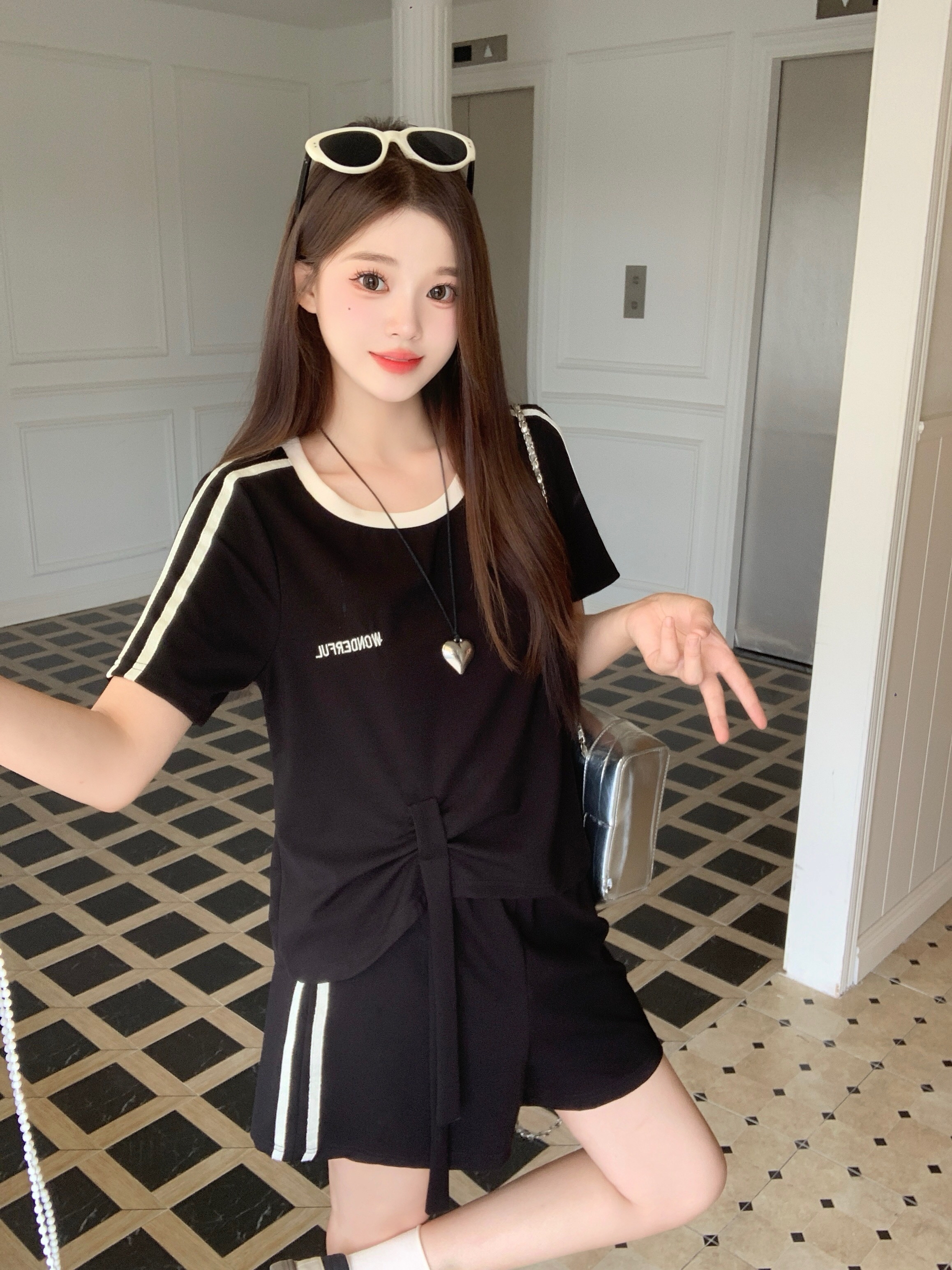 B259(64865) 韩版休闲风WONDERFUL撞色条纹边下摆飘带上衣与短裤黑套装