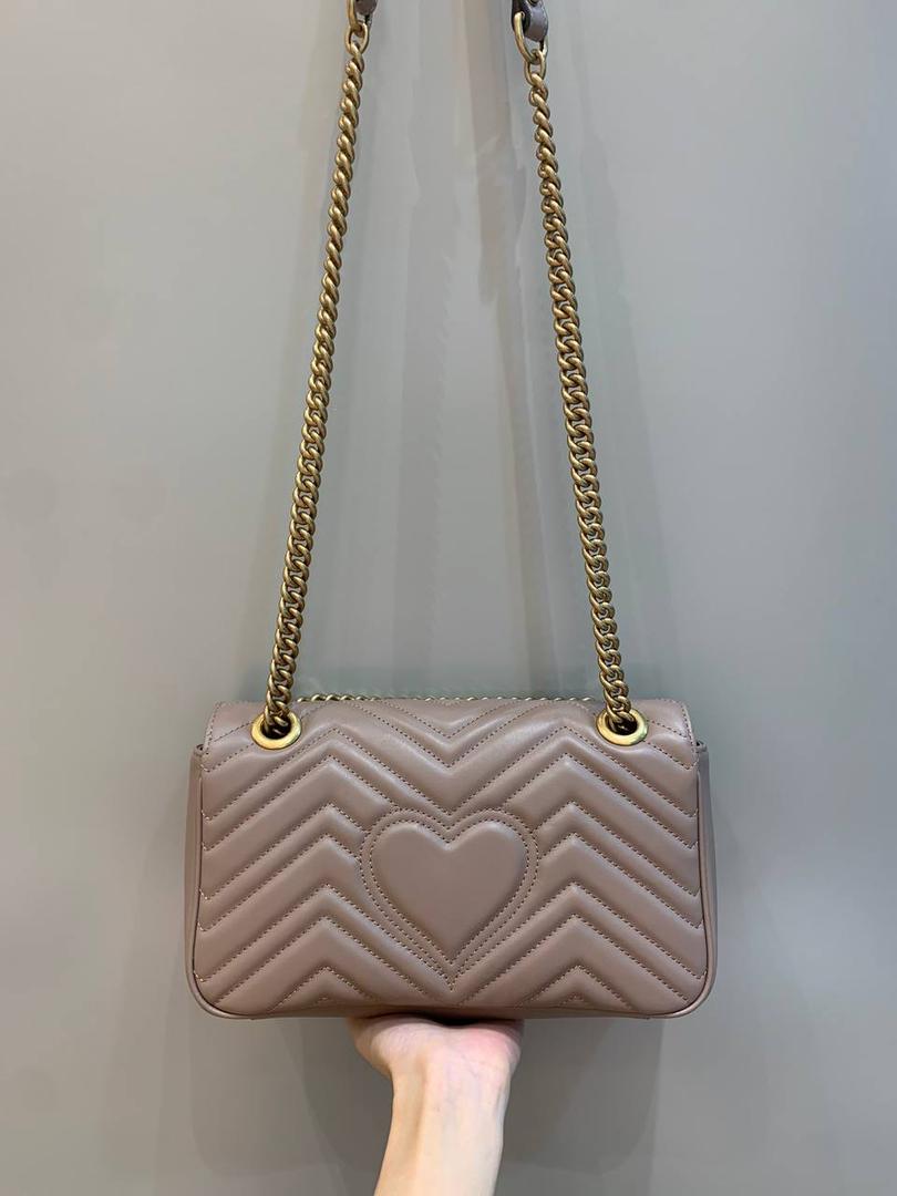 新背景实拍正品级 。经典款金扣奶茶色26cm‼️ 温柔气质的颜色代表，可盐可甜，春夏四季的搭配小能手，颜色饱满度很高，皮料质感也是没得说，原厂皮材质都是很厉害的！图片拍不出他的美，实物更美‼️ 型号443497；尺寸26/15/7cm