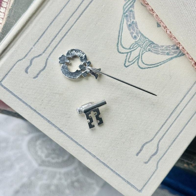 Vintage C.a. 1980s Avon Silver Tone Key Stick Pin (MT2425)