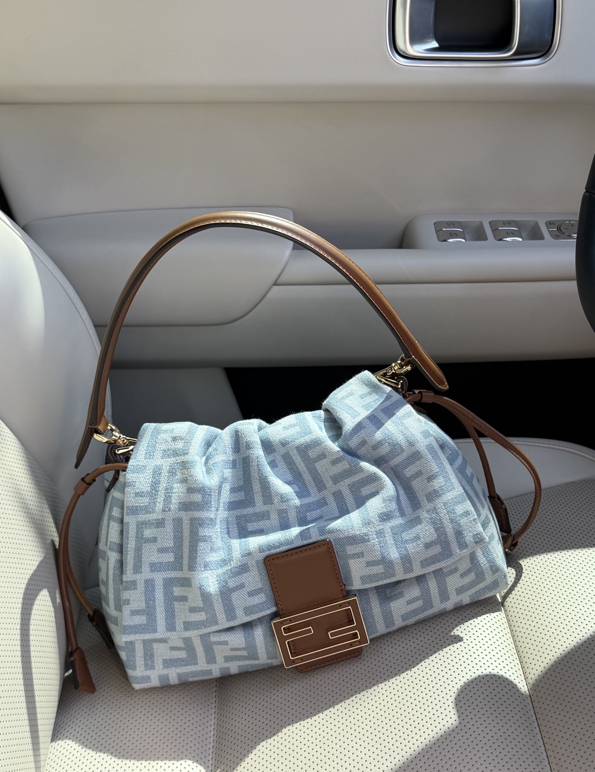 精選貨品優惠🍒訂貨📮Fendi Mamma Baguette Medium  Size 26.5x18x8.5cm