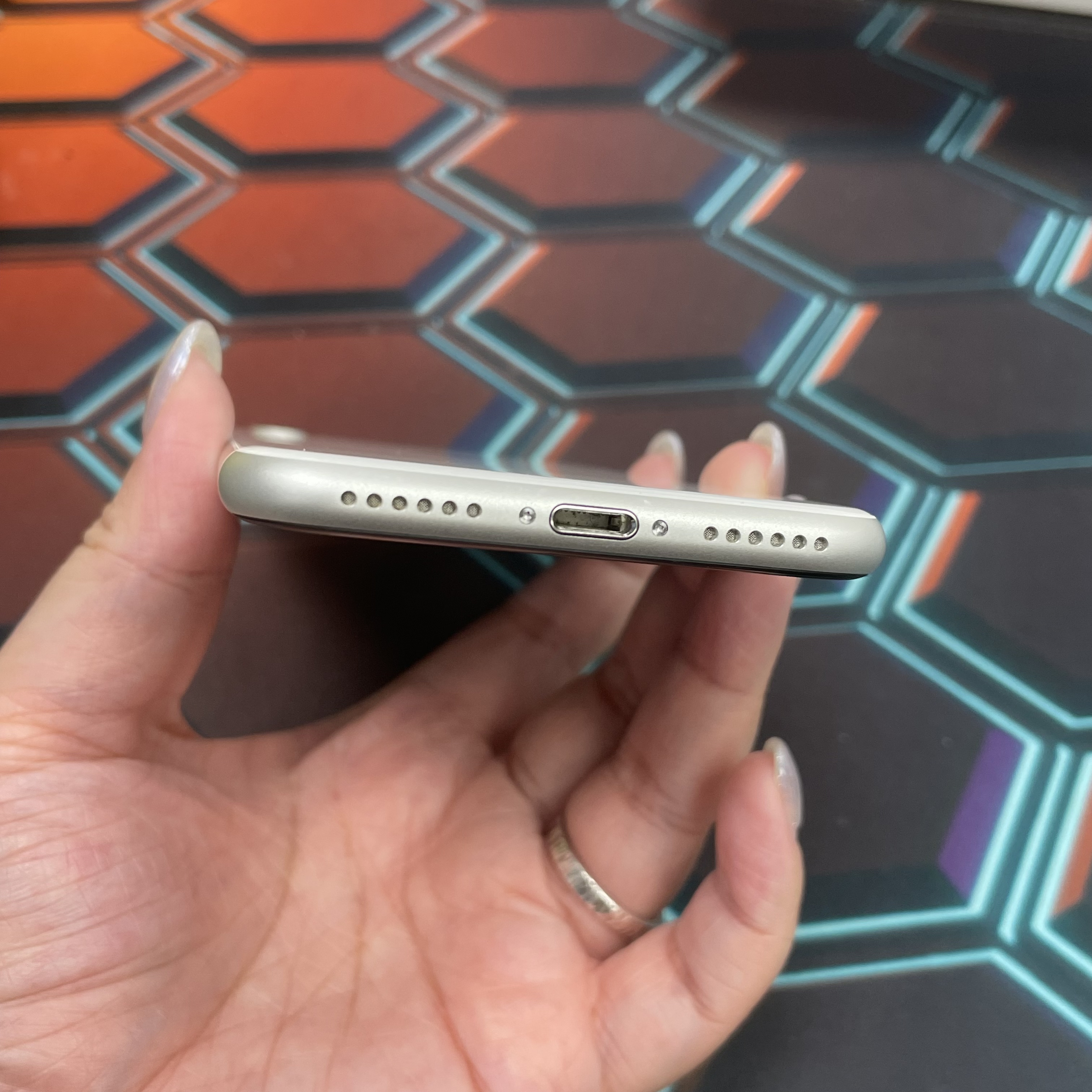 *7049 SE 2 勁靚機 128GB 電75 白色 white