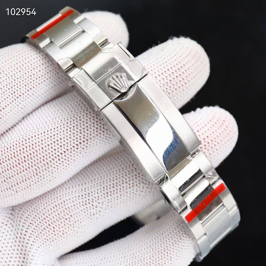 【官网最新 同步更新】 【新品上架 势不可挡】左撇子 “新里程”突破疆界与时具进2022年格林尼治型GMT Ｖ4 升级版黑绿陶瓷圈电镀白金 +上精致字面表盘电镀白金还原原装品质 显得更加靓丽 震撼上市 钢材采用正宗的进口904L原材料锻造打磨等工序而成，坚持不以普通钢材鱼目混珠的承诺，同步原装搭载3186/2836机-全自动机械机芯，走时精准稳定，专业测试检查，零返修！体现在于如下：1：和原版一样的GMT双时区表针在底部时针上面的第二层，🎮 由下到上的顺序为：时针-双时区针-分钟-秒钟。2：和原版同样通过调试时针快跳调整日历的功能。 3:直径：40mm专用防刮花蓝宝石镜面，“表盘夜光丁采用白金电镀，”更加靓丽高质感，超强夜光效果显示，几乎原装一致，真正王炸 突破技术壁垒 同步原装把头皇冠垂直向上，防水性能超好！🎮