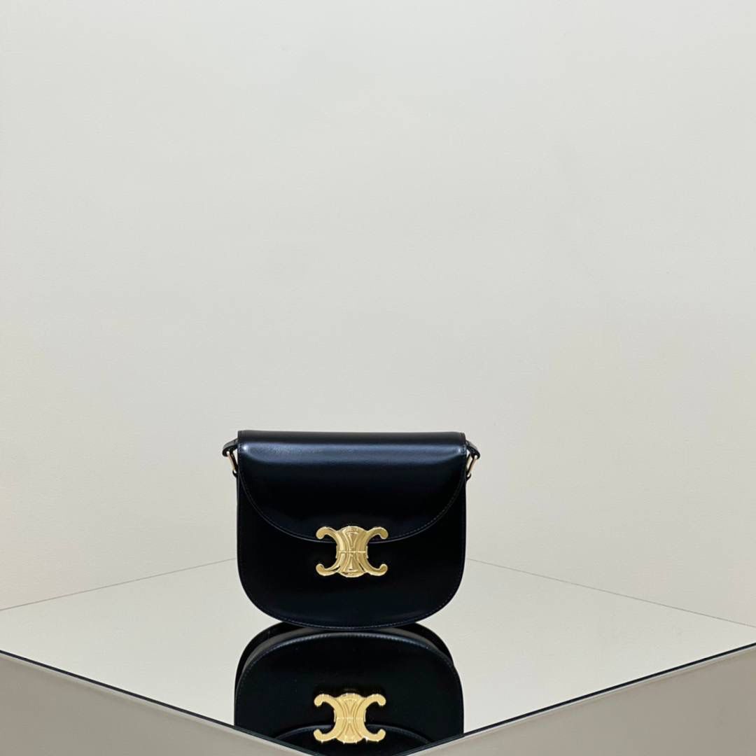 🔥大货实拍图 𝗖𝗘𝗟𝗜𝗡𝗘 ♥ 𝗧𝗘𝗘𝗡 𝗕𝗘𝗦𝗔𝗖𝗘肩带马鞍 型号：110413 尺寸：18.5*16*6cm