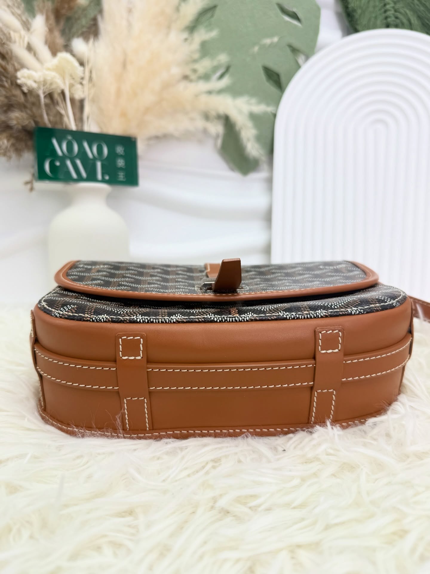 Goyard 👜 PRE OWNED 🛍️棕色 pm size 郵差包🤎  Size : 21*7*17cm  配件 -塵袋🫶🏻  優惠價 $ 14980  #收袋王  喜歡的話快點pm/whatsapp 我們💓 銷售熱線51111 321（whatsapp)  我們服務包括有：手袋飾物回收、手袋置換(一換一、一換多也可以） 、專業手袋鑑證、專業手袋護理 Is 購買方法 🏢親臨門市 荃灣南豐中心15樓1521室（荃灣地鐵站a出口1分鐘到）敬請預約 ❤️只賣正品正貨，任驗💓🫰🏻 ❤️‍🔥本店為香港註冊公司絕對真貨，信心保證👍🏻 🫰🏻本店設有鑑證服務，有駐場鑑證師  ✨歡迎追蹤我哋各個平台緊貼最新優惠x貨品🔥😍 👇🏻👇🏻👇🏻👇🏻👇🏻👇🏻👇🏻👇🏻  ⭐️Instagram: aoaocave  🌈Facebook: aoaocave收袋王  🔥Carousell: acluxuryhk  👆🏻👆🏻👆🏻👆🏻👆🏻👆🏻👆🏻👆🏻  ___________________________  Disclaimer🫰🏻All trademarks and copyrights are reserved to the original brand holders. @AOAOCAVE sells only authentic goods and is not affiliated with any of the brands mentioned.  @AOAOCAVE 跟任何品牌無關，而且沒有持有任何品牌資版權，亦沒有與任何品牌合作。所有商標及版權歸屬於品牌坊所有，帖子只作分享用途。  #aoaocave #手袋回收 #名牌買賣