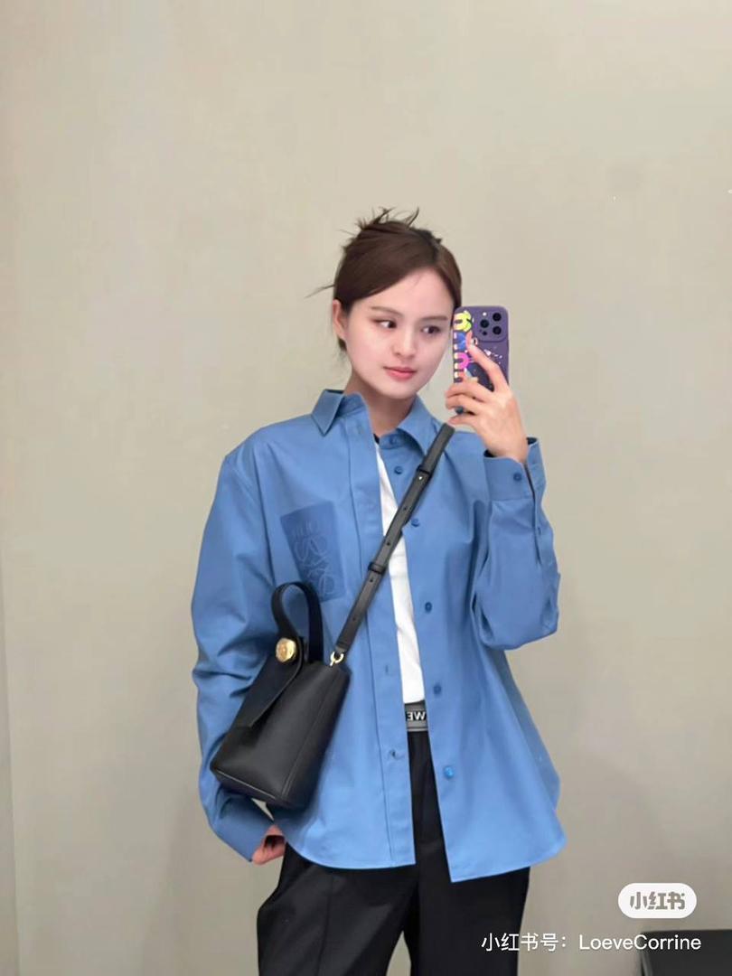 ♥️𝙈𝙞𝙣𝙞 𝙋𝙚𝙗𝙗𝙡𝙚 𝘽𝙪𝙘𝙠𝙚𝙩 ——【黑色平纹】 尺寸：𝟏𝟔-𝟏𝟔-𝟗.𝟓𝐜𝐦 编码：062339 【配全套礼盒】 🎈标志性Anagram鹅卵石点缀，配以纯粹简约线条以及瞩目设计风格，诠释全新𝙋𝙚𝙗𝙗𝙡𝙚手袋👜 🎈自带一根🉑拆卸🉑调节的肩带，一包多背，多样化风格，秀场大放异彩😀内里容量超大，日常实用性强👌 🎈配全套专柜礼盒🎁，给你满满的仪式感👀