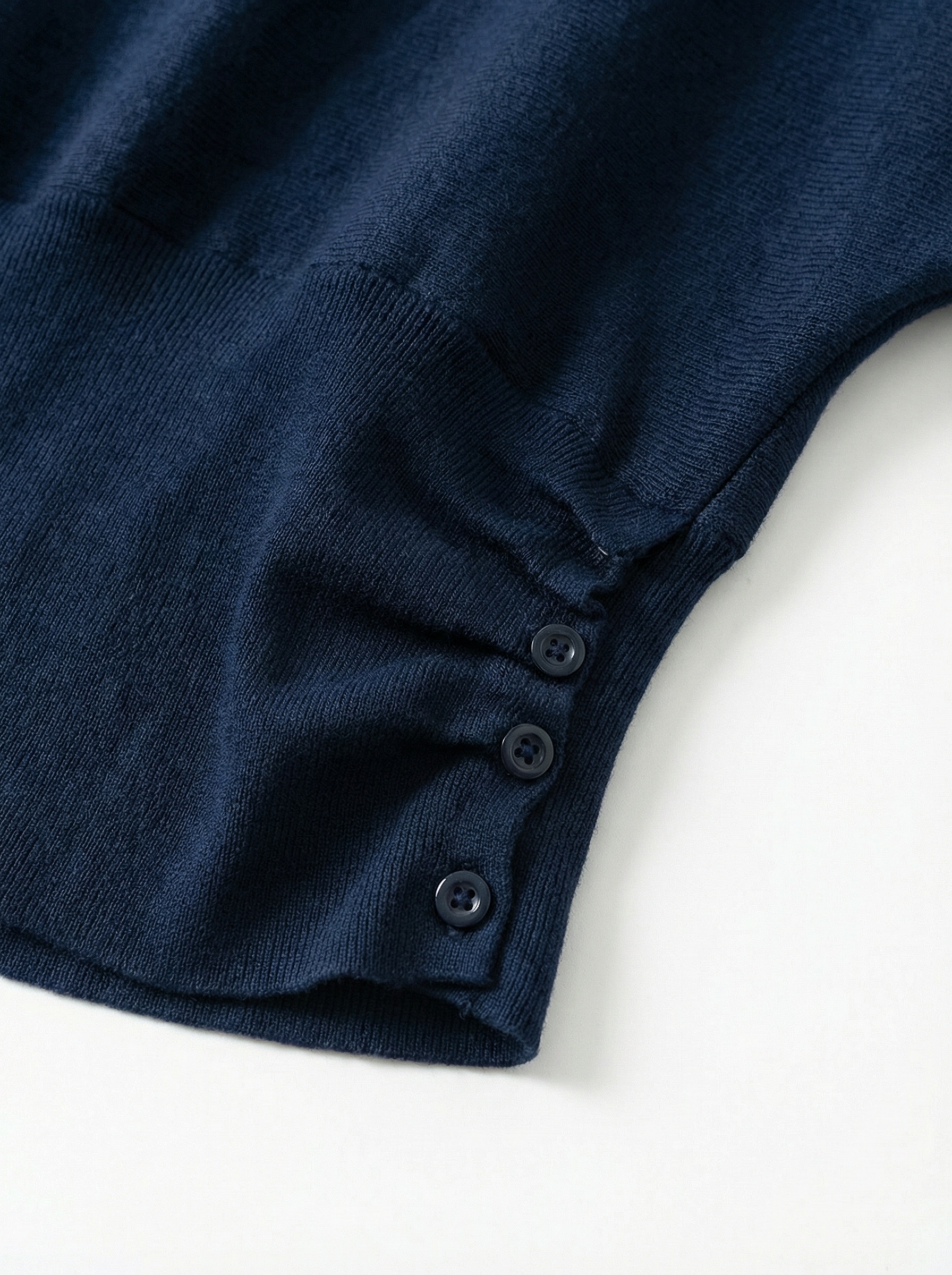 深藍撞色斜肩短版針織毛衣