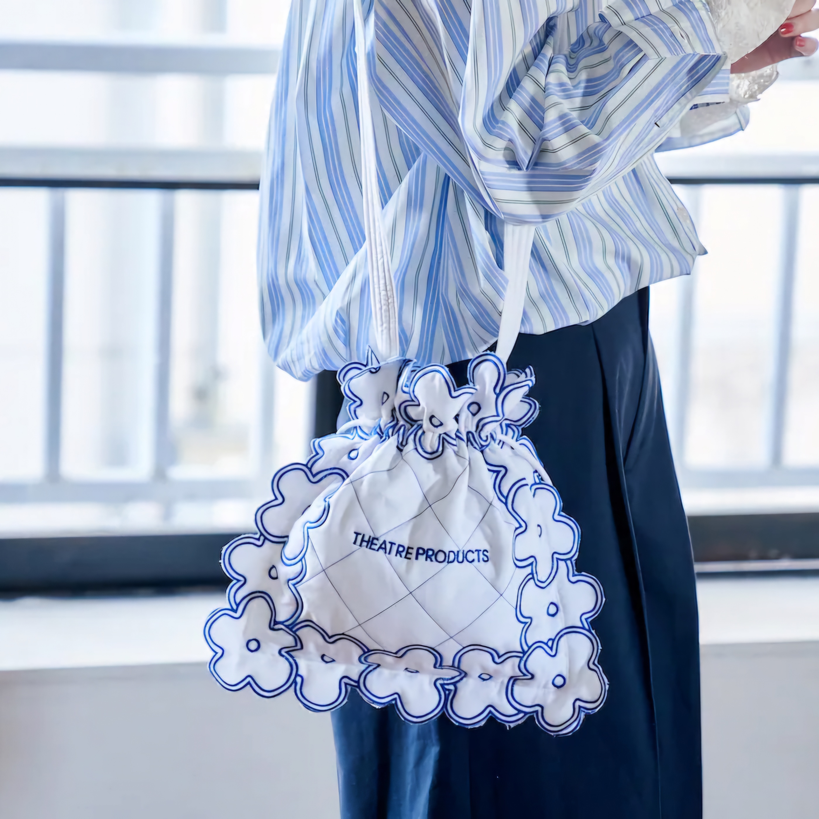 【✨️日本🇯🇵 pre-order THEATRE PRODUCTS 刺繡花花索繩斜孭袋✨️】 【共2色 | 白色/黑色】