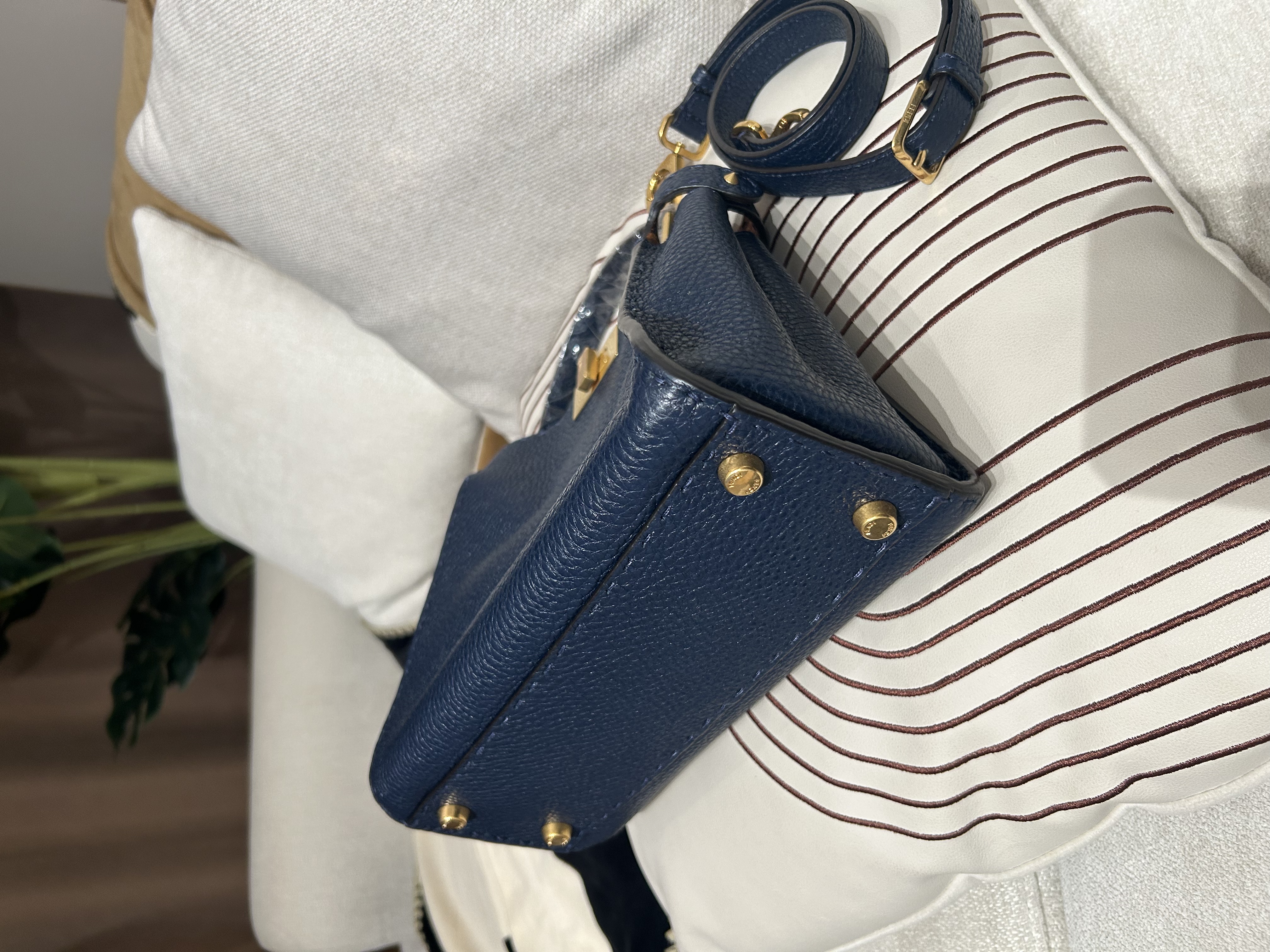 Fendi peekaboo 深藍色金扣 100%Authentic, 95%new ✅Booklet ,✅dust bag 牛皮好襟用，有部份原裝貼膜新淨