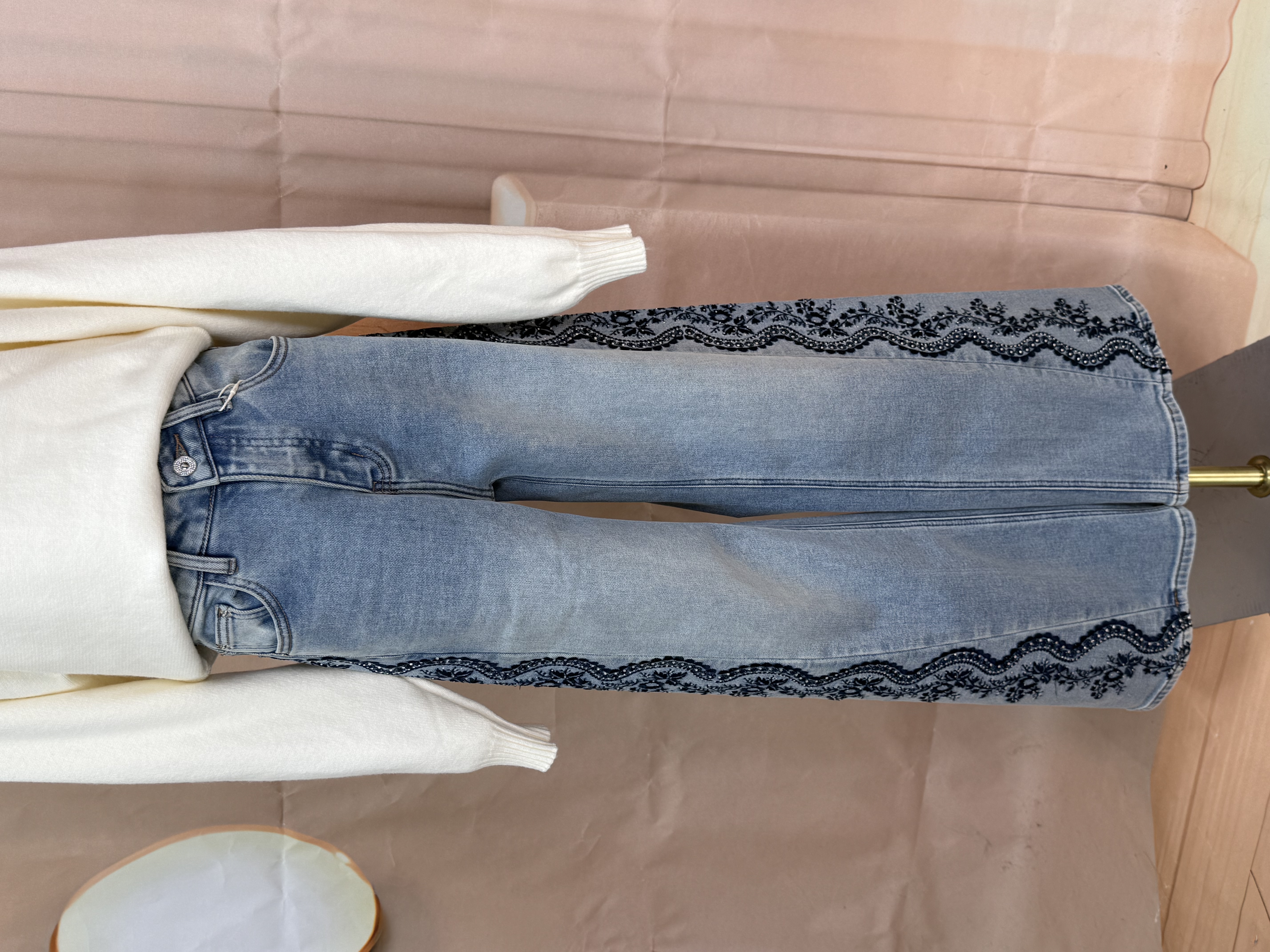 藏蓝藤蔓刺绣牛仔裤