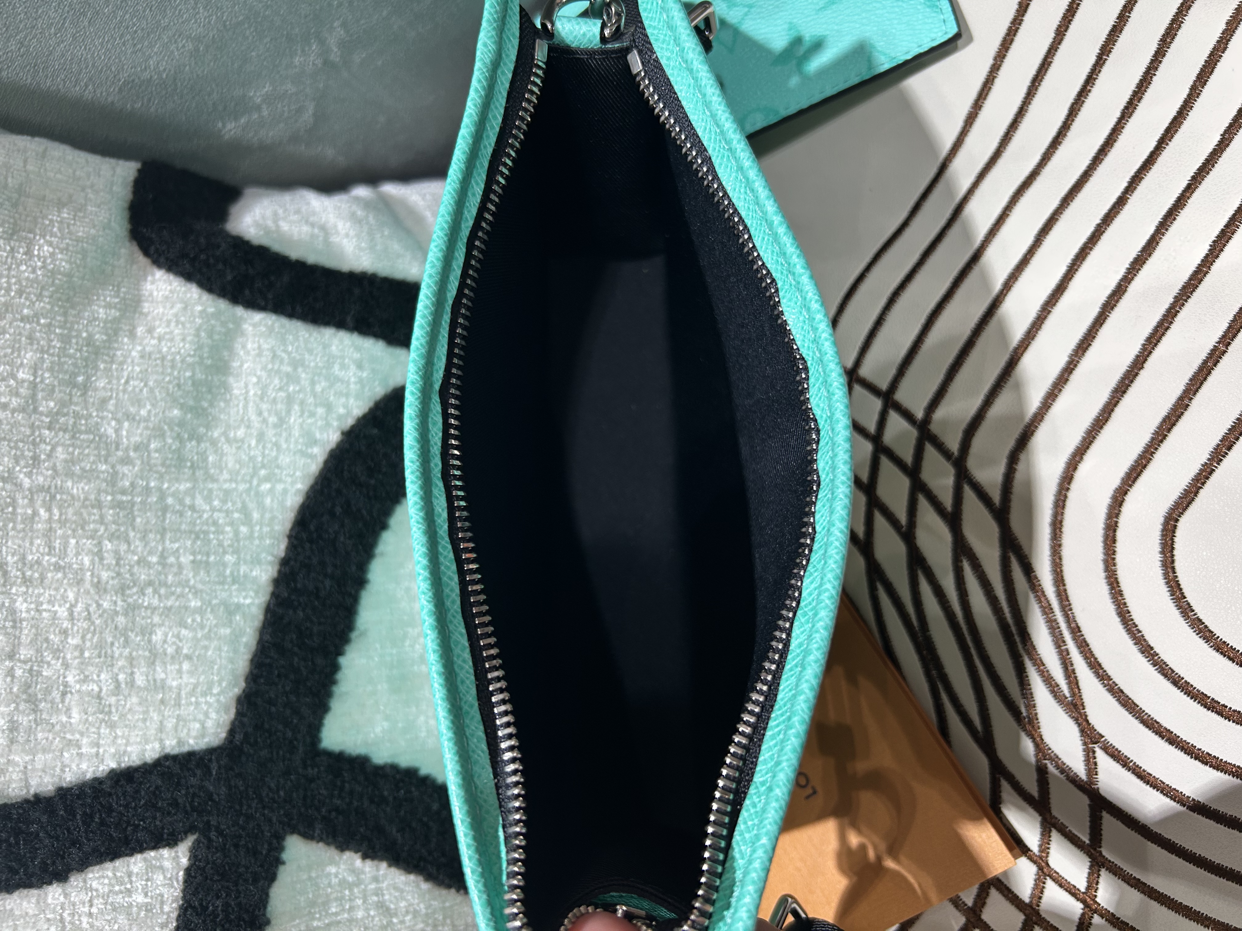 LV Taigarama Gaston Wearable Wallet Shoulder Bag M30934 限量色100%Authentic,  99new ✅專門店收據✅nfc✅ zip pouch ✅塵袋✅肩帶