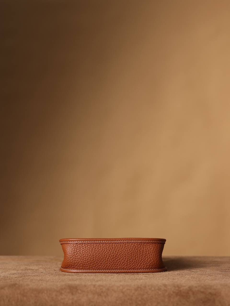 HERMES爱马仕Evelyne 16伊芙琳金棕金扣👜✨ TaurillonMaurice 小公牛皮 尺寸：16*18*5cm 爱马仕Evelyne伊芙琳 Evelyne包的设计灵感来自于一种名为“马鞍袋”的马具袋，这是一种常用于骑手和马车夫的袋子，用于储存和运输马具和其他必需品。 爱马仕将这种马具袋的经典元素与品牌的手工艺传统相结合，打造出了具有时尚感和功能性的包包。 因此，伊芙琳包不仅是一款实用的手提包，同时也代表着品牌深厚的历史和文化传统❤️