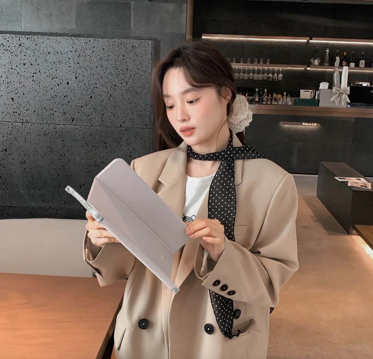 【FlowerBox VOL.42*BEIGE*】透明磨砂書本式 iPad Case