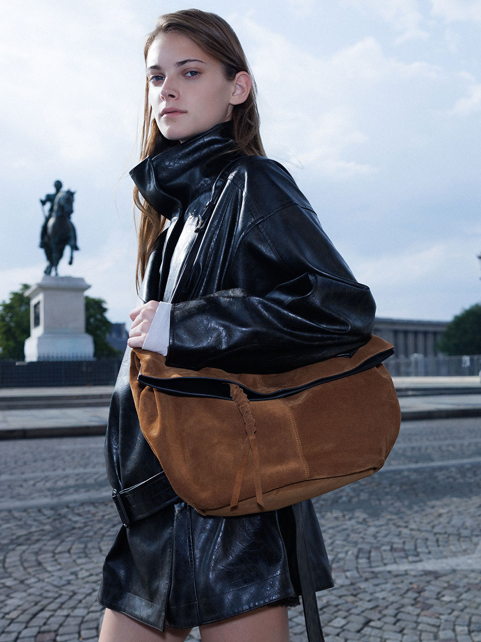 LOEUVRE - Arche Shoulder Large (suede ver.) FA6AB377-N8