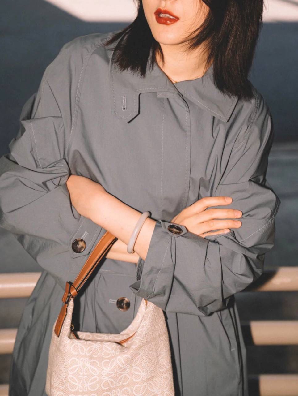 * 𝘊𝘶𝘣𝘪 𝘈𝘯𝘢𝘨𝘳𝘢𝘮 提花布手袋✌️ 大号尺寸:27-17-22cm（顶部宽处34cm） 小号尺寸：21-12-17cm（顶部宽处25cm） 编码:062102布配棕 包包面料挺括度适中，没有固定形状 ，背上出门慵懒氛围感十足😘，肩带可以调节，伸缩至腋下背，单肩，手拎皆可