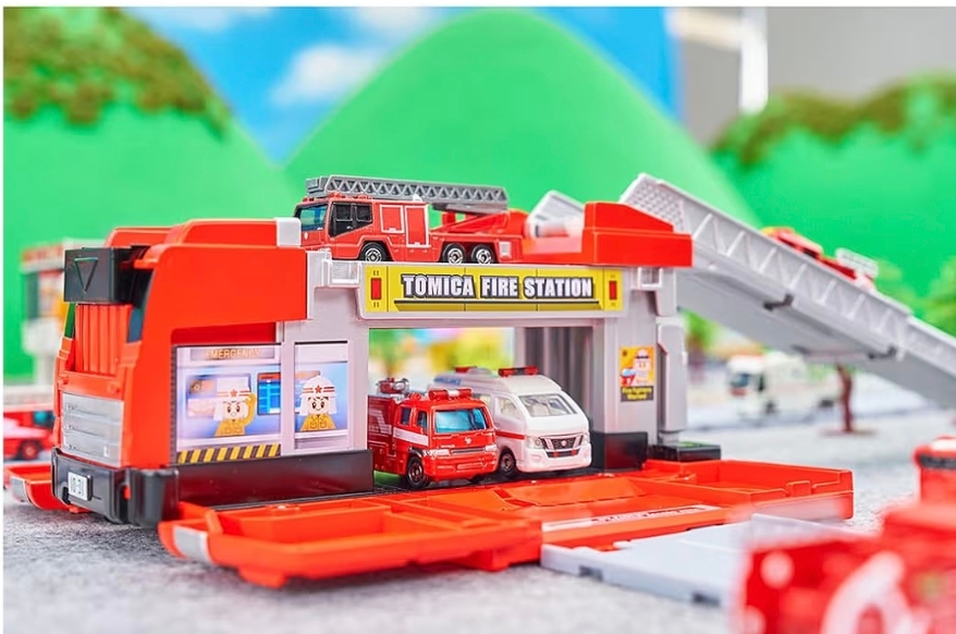 Tomica 變形消防車消防局套裝 TOMICA Vehicle Town Transforming Fire Truck 消防車軌道車庫（內附一輛消防車仔） 日版 TAKARA TOMY 香港現貨