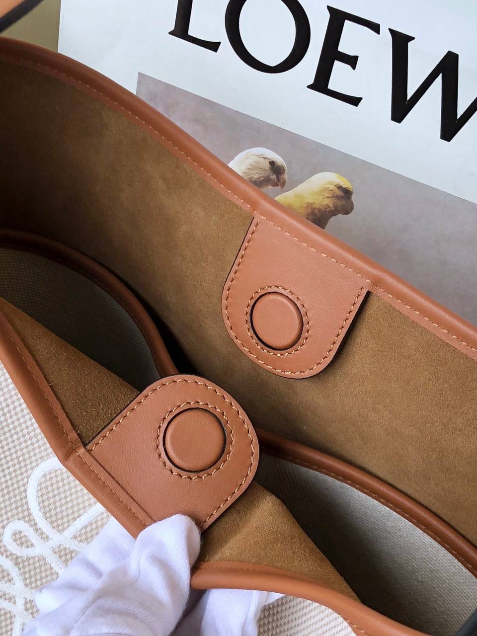 *𝘏𝘰𝘣𝘰 水桶通勤包 尺寸:32-26-13cm 编码:062108 【该尺寸没包装】 颜色:棕配米白（布配皮） Anagram标志性logo点缀，包身底部定型，自重超级轻，实用的桶形设计，巨能装哦！ 肩带可调节可斜挎and 侧背，追求潮流韩范儿的，甜酷风的迷弟迷妹们，走起，走起…😍😍