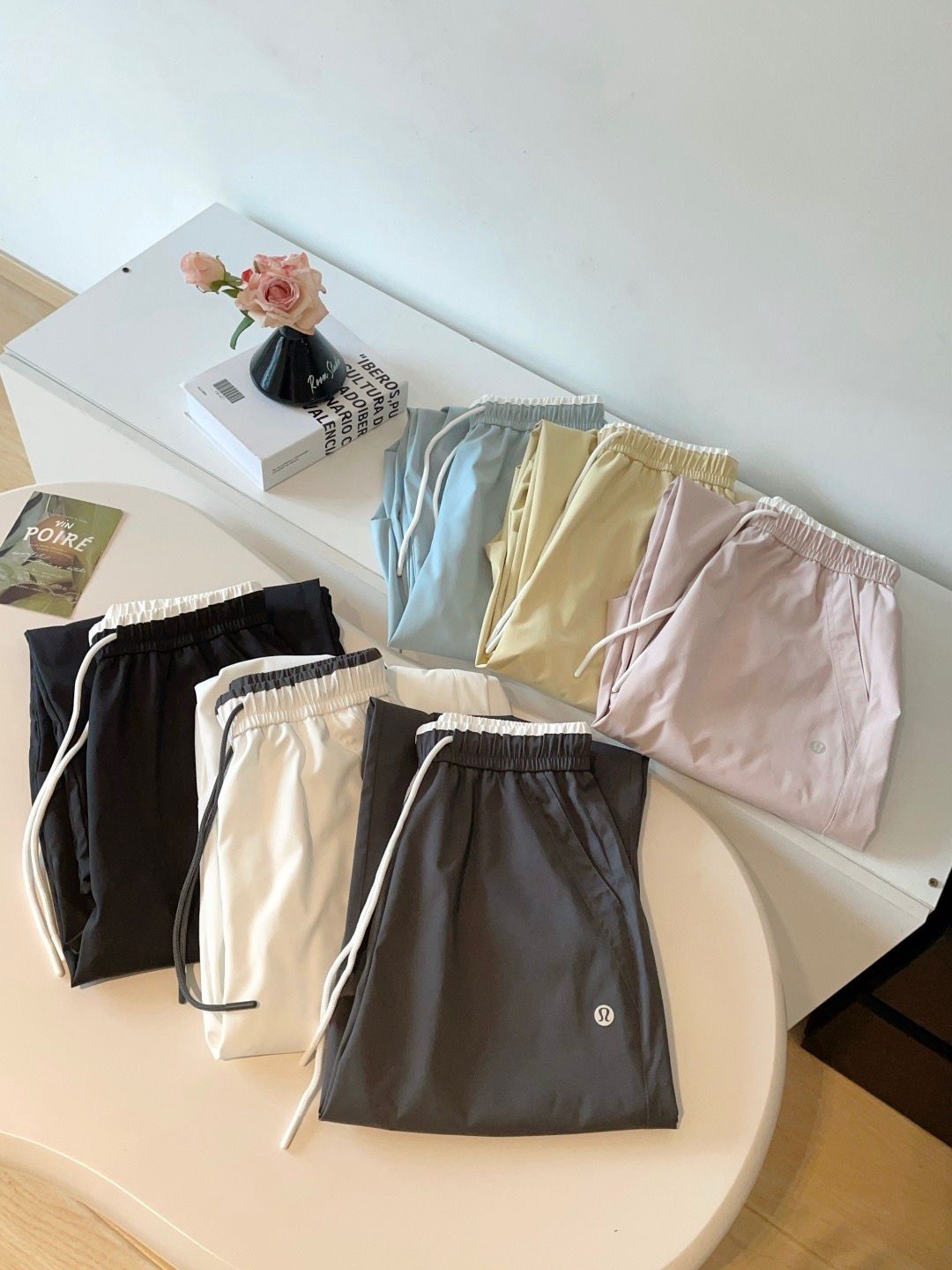 $105條。2條起$95條。lulu冰絲撞色工裝褲