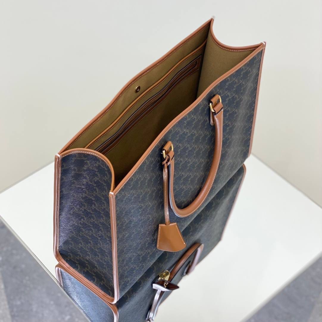 🔥大货实拍图 𝗖𝗘𝗟𝗜𝗡𝗘 ♥ 𝗖𝗔𝗕𝗔𝗦 𝗧𝗢𝗧𝗘大号 型号：197912 大号尺寸：43*30*10cm 小号尺寸：35*22*7cm 𝘾𝙀𝙇𝙄𝙉𝙀 𝟐𝟎𝟐𝟐秋冬新款～老花帆布cabas真的是大号包中的战斗机！耐刮擦，轻便，容量大，装电脑不在话下！更加感人的是袋口有暗扣，安全感满满，日常出门使用都很合适，职场女性和宝妈就更加不能错过啦！