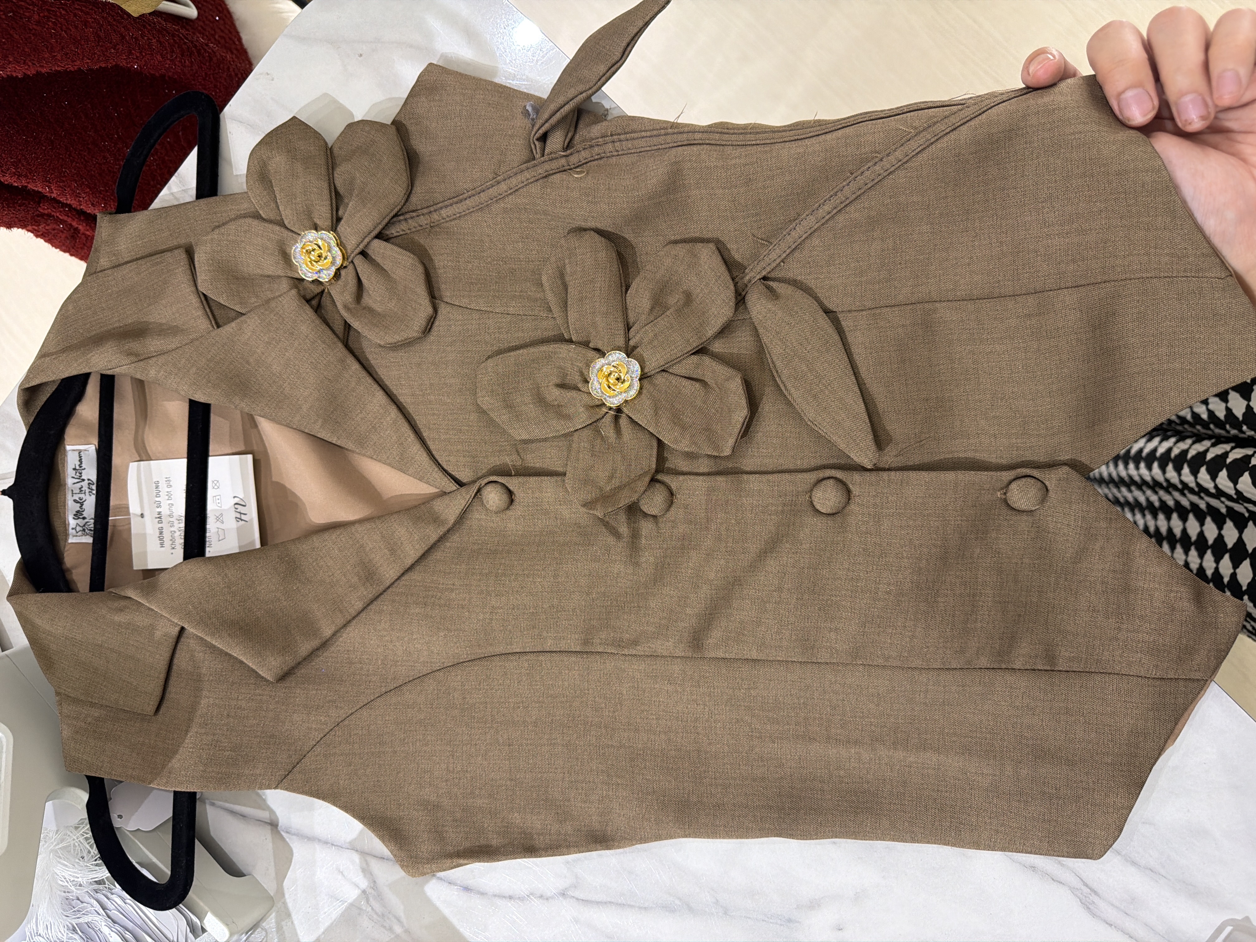 花卉裝飾西装上衣和短褲套裝