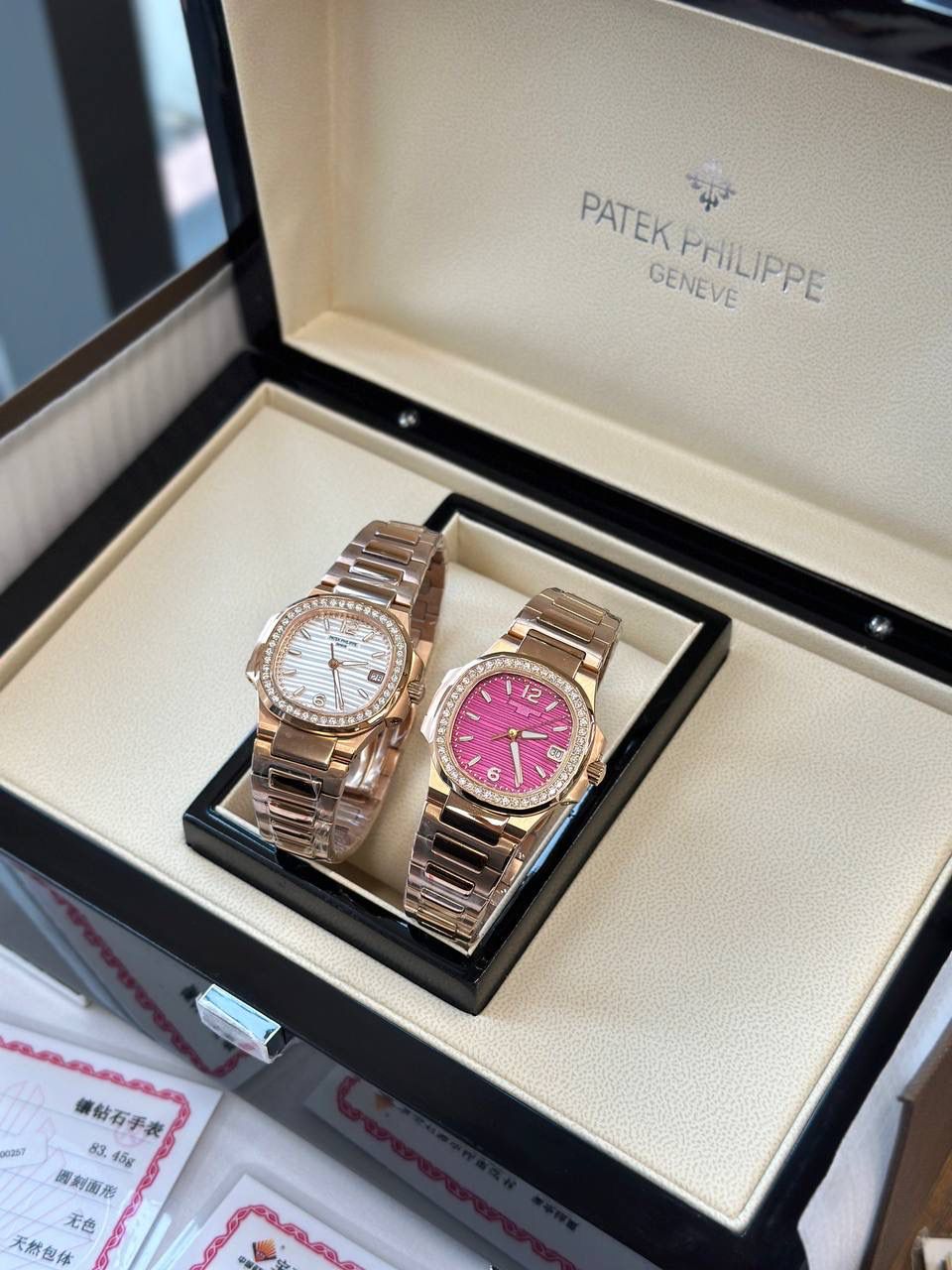 百达翡丽【最薄版本】夏日将至，轻薄凉爽 重金打造天花板PP鹦鹉螺7010系列！😍💯 原版尺寸：32mm直径，6.9mm厚度。搭载瑞士进口石英机芯。此款鹦鹉螺女款不仅拥有男表的优雅运动风格，还增加了几分柔美、使得女装腕表更加个性时尚，也是当下最热门的PP女士腕表之一！表壳316精钢镶钻46颗明亮式奥宝水钻，6.9厚度真正做到薄如蝉翼，整表真空颅内白金及玫瑰金双色任选，带来非凡触感与视觉享受，呈现璀璨光泽！