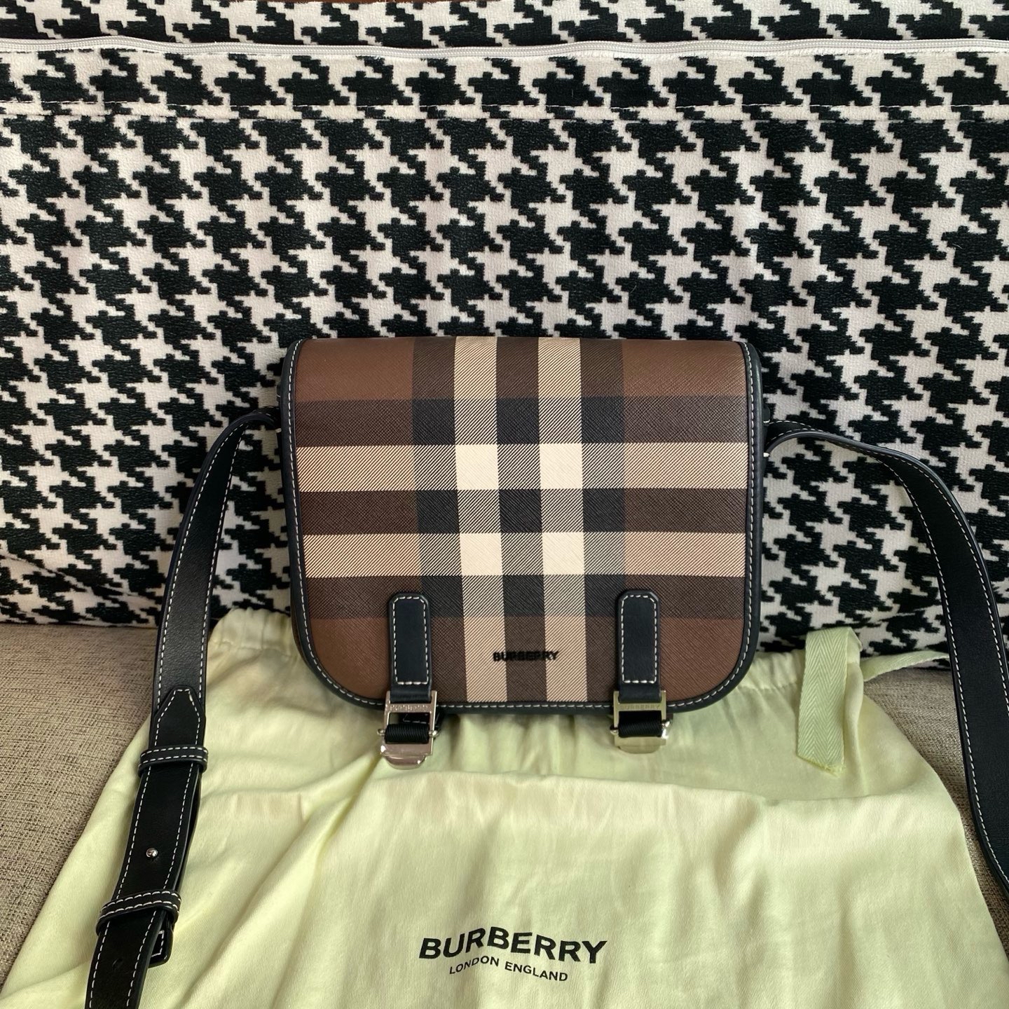 【預訂貨品】Burberry經典格紋郵差包 