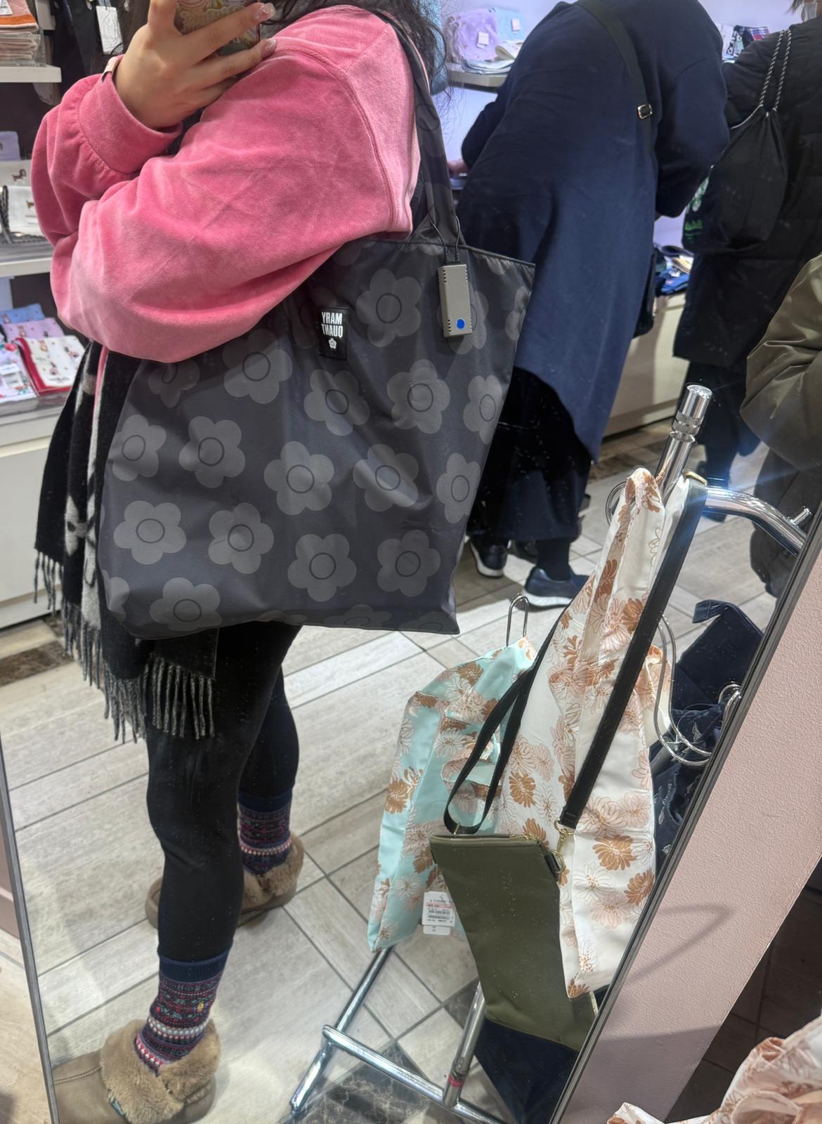 Mary quant 呢個近環保袋幾好！ 大的有拉鍊仲可以上到膊！ Tote bag Should bag (裝到a3 仲可以摺埋