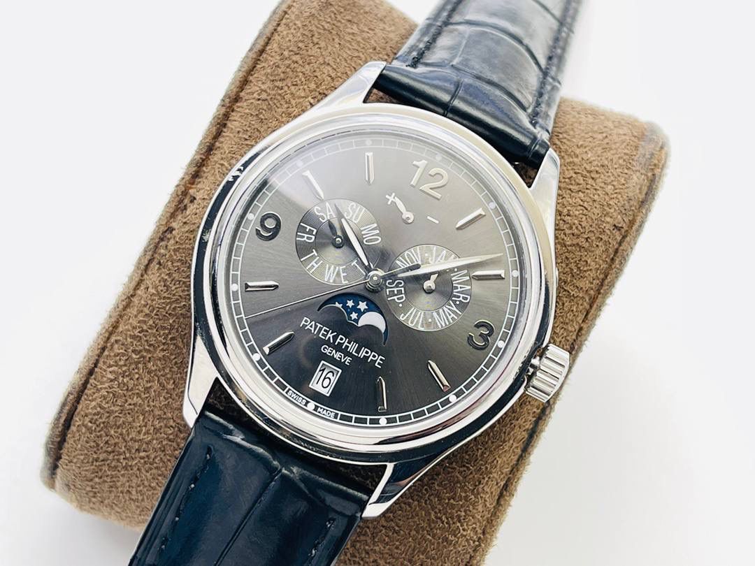 百达.翡丽最热门款式，PP复杂功能计时系列5146R 5147🔥🔥 1⃣️采用39MM表盘直径，精巧绝伦！ 2⃣️搭载高性能Cal.324自动机械机芯，具备年历，日期，月份和月相显示功能，提供了强大的时间衡量功能，表盘设计中心大秒针，是时间易于读取。 3⃣️相信这样的一款腕表会是很多爱表人士所梦寐以求的，但是就如它水中月的意象一样，可遇而不可求，所以，如果有个机会出现在你面前，那么就好好珍惜吧。