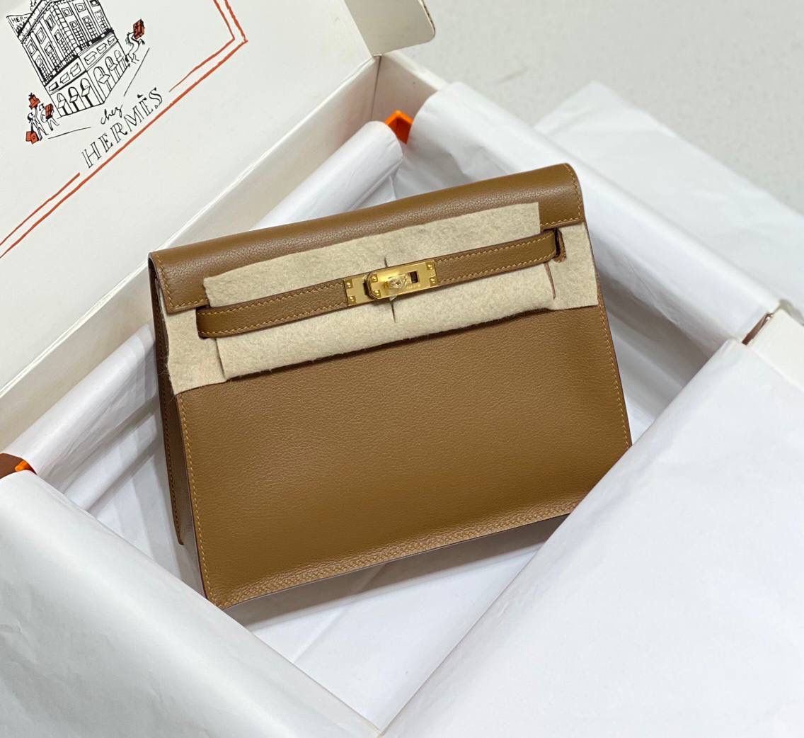 『威马犬米色·金』 ‘’Kᴇʟʟʏ ᴅᴀɴsᴇ • Evercolor 🎀 时尚圈就是一个圆！ 最厉害的就是六种背法： 斜背、侧背、肩背、腰包、背包、手包 集美们一定要安排起来‼️ 22Cm