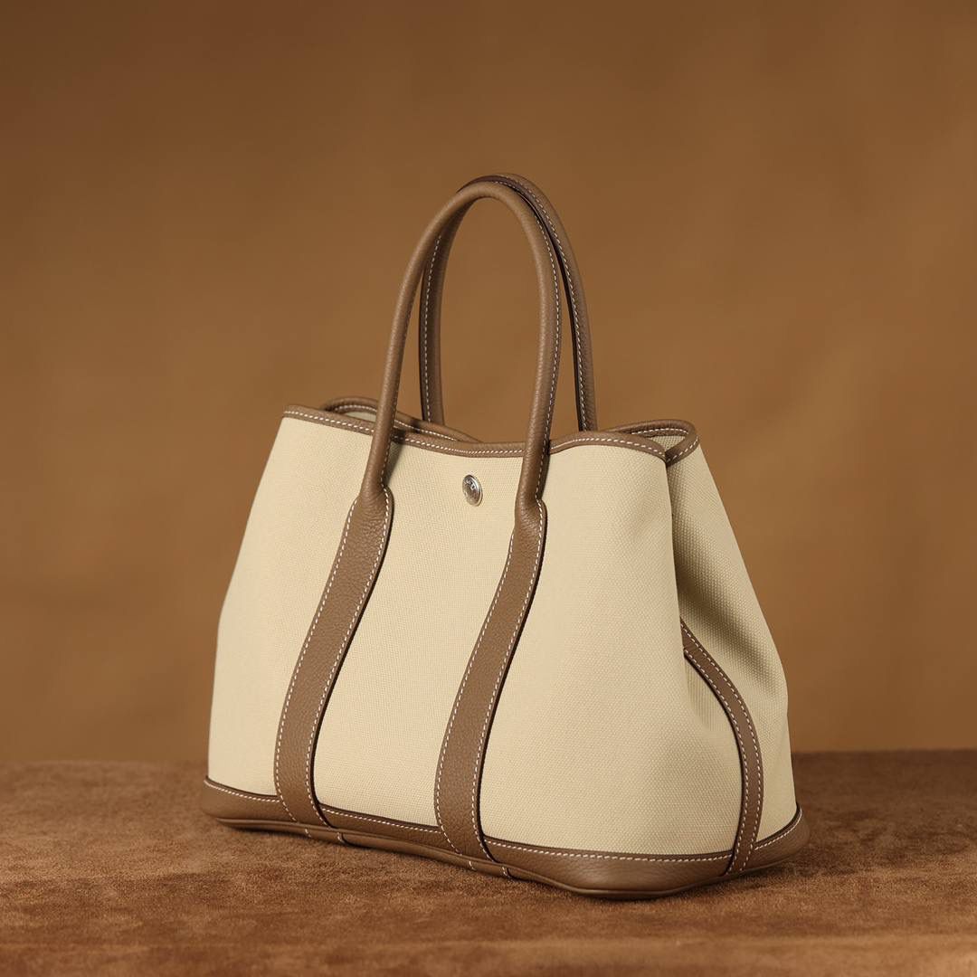 Hermes 爱马仕 Garden Party 30 布配大象灰皮花园包👜✨ 尺寸：30*20*13cm 配皮面料是采用法国原厂的Togo皮，纹路清晰，颗粒感饱满，手感细腻，扑鼻而来的香味，爱不释手 版型真的是决绝子 喜欢大包的就入手吧 绝对不后悔的一款大购物袋😍💕