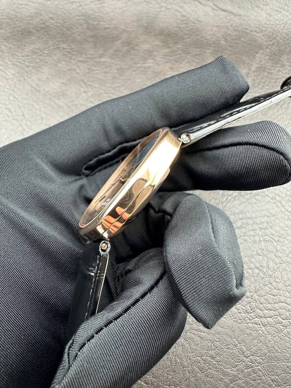 PP➕ Factory2025新品首发｜百达5738系列 68克配重版 复刻经典，更胜经典——GOLDEN ELLIPSE 黄金椭圆腕表重磅登场！ ✅ 黄金分割美学重塑：遵循1:1.6181经典比例，34.5MM×39.5MM椭圆表径搭配7.7MM纤薄厚度，复刻古典韵味与佩戴舒适度。 ✅ 316L精钢表壳：介于圆形与矩形之间的别致椭圆轮廓，还原原版线条张力，质感细腻出众。 ✅ 3D立体云贝母表盘：专属浮雕打印工艺，折射神秘深邃光泽，告别市面暗淡平庸款，上手自带高光。 ✅ 定制进口小牛皮表带：21X16尺寸对版原配，搭配同型椭圆表扣，与表壳设计遥相呼应，贴合手腕更显格调。 ✅ 9015精准机芯：走时稳定精准，兼顾实用性与耐用性，日常佩戴无压力。 PP➕不做“远观款”，只为呈现最接近原版的真实佩戴体验——从细节质感 to 上手触感，每一处都经得起近距离审视，让经典韵味在腕间完美延续！