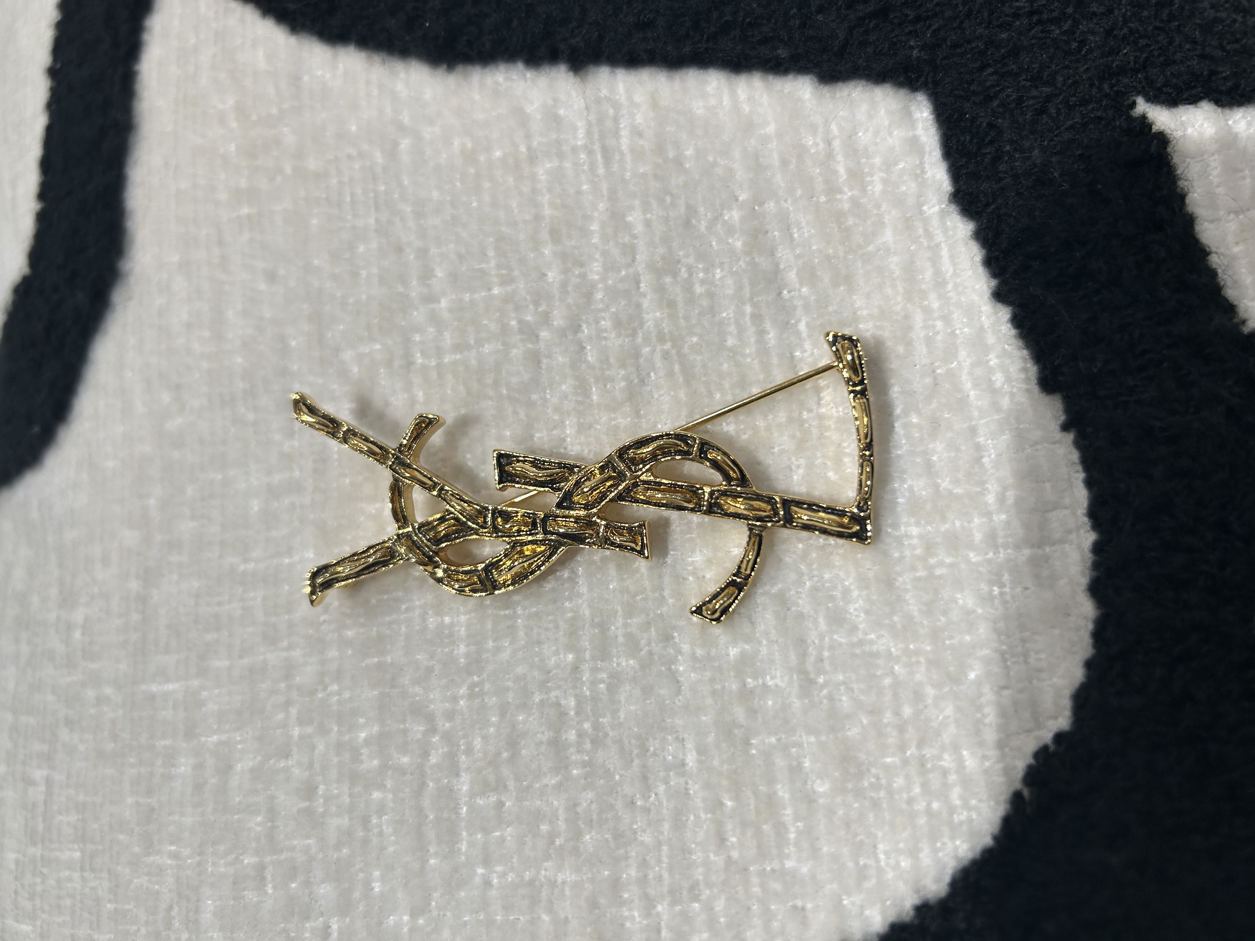 全新 YSL Saint Laurent 鱷魚紋心口針 brooch 100%Authentic,全新未使用品 ✅dust bag✅box 