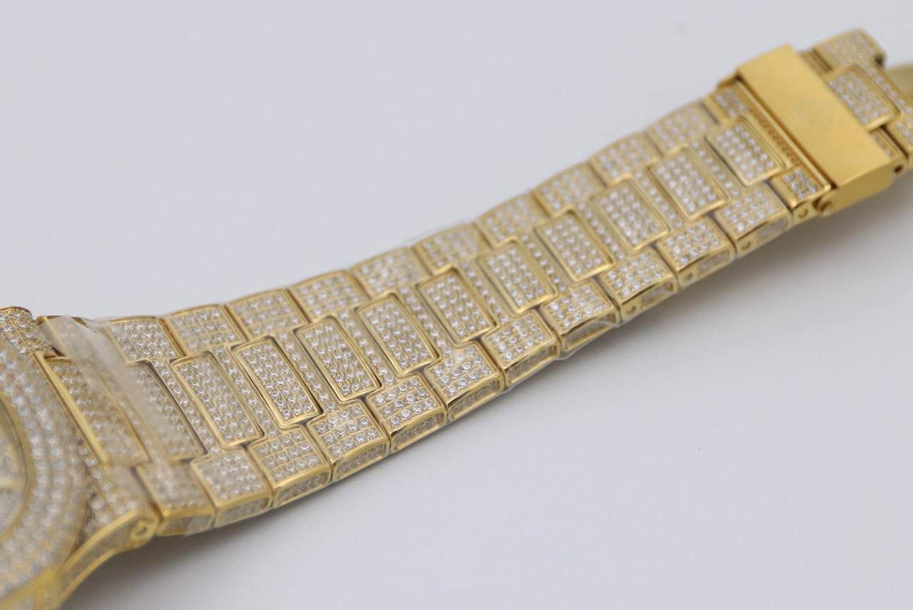 百达翡丽鹦鹉螺满天星V3版。少量到货！！！独家还原正品后镶钻。 全新修正V2版不足的四大细节： 1.表盘上12个条形刻度，根据原装5711字钉开模，效果保持了跟原装一致的黑油条形夜光刻度。 2.全新定制原版324机芯，V3版本机芯摆轮位置与原装一致，CNC数控技术打造机芯夹板，深度洗花和刻字，效果保持了原装应有的细节，机芯结构还原度极高。 3.表带升级还原正品后镶钻侧面表带镶石工艺：挑战难度极高百达翡丽鹦鹉螺侧边镶钻表带R8制表师历练数年多次，尝试过无数种加工工艺，即使再难也有破釜沉舟的心态，如今终于大功告成，还原正品后镶钻效果，是目前唯一可以做到表带侧边镶钻工艺。 4.指针升级：秒针中心点升级为针轴秒针。 （让你体验最奢华百达翡丽鹦鹉螺）