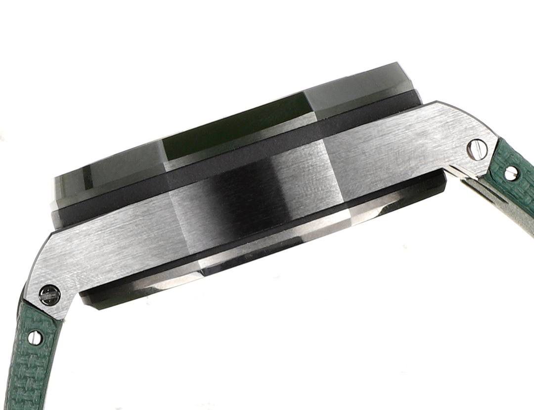 爱彼皇家橡树离岸型横空出世🔥💯引用全新的彩色陶瓷锻造技术，表壳与圈口的选料，不惜重本使用日本进口的氧化锆，无需任何颜料，以超高的压力与超高的温度锻造，形成超高密度的彩色陶瓷，再经过百里挑一，确保每一个成品都与原版毫无色差！CNC级别的打磨，将整一个表壳的边边角角完美处理，即使陶瓷，也做到毫不割手。圈口的拉丝，经过顶级的打磨技术，做到每一丝每一线都毫无断续，每一颗六角螺丝都与表框处在同一平面，拒绝一丝一毫的凸显与凹陷，诠释了何为顶级的复刻工艺！