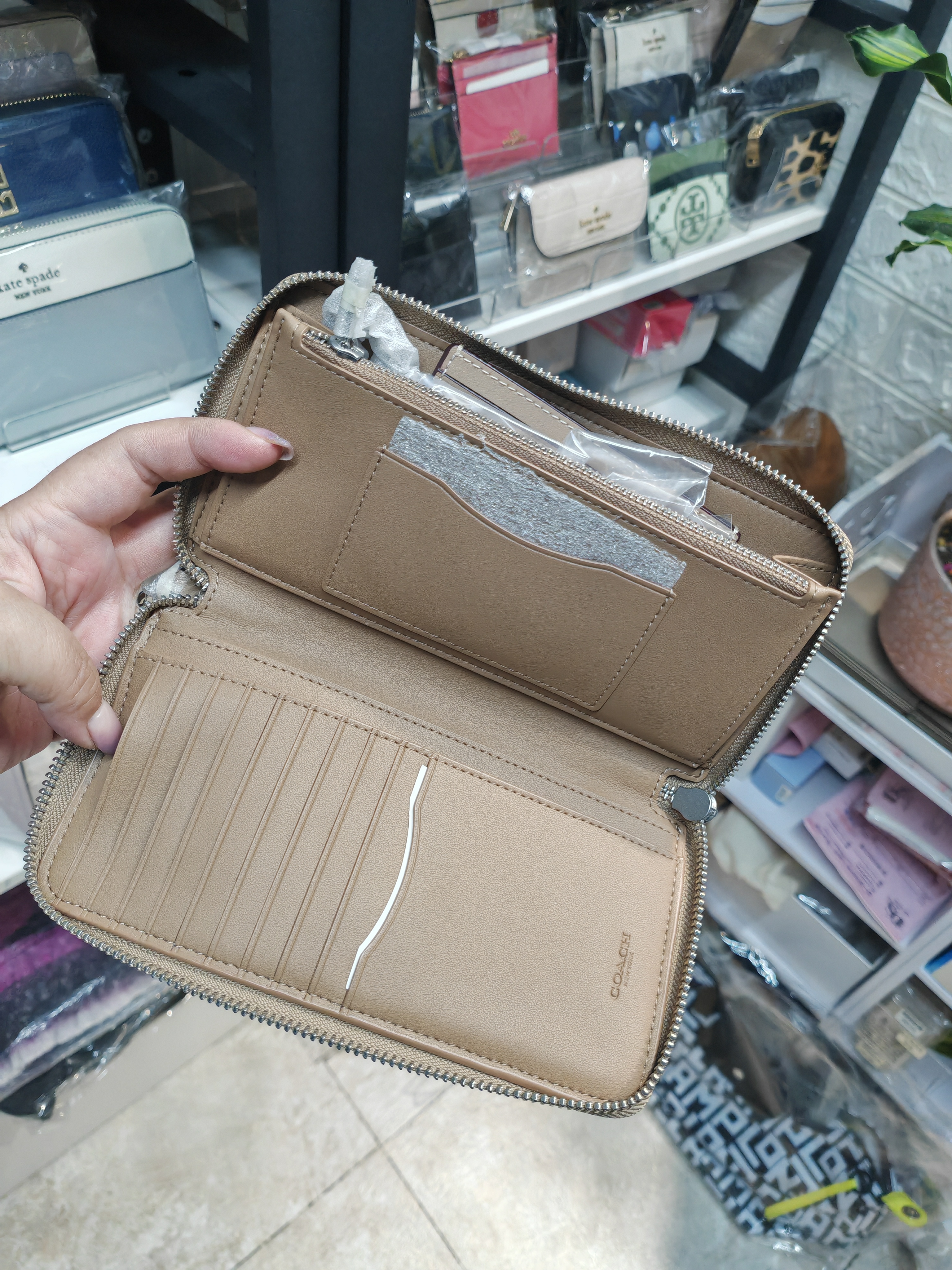 香港現貨-Coach long zip wallet 