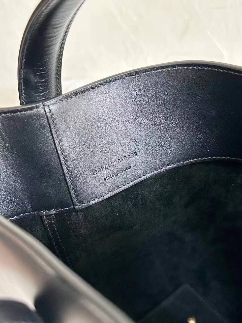 现货啦❗️ ys1 le37 手提水桶包中号🕋 喜欢背水桶包的姐妹不要错过这只 整个包身用的是光面的小牛皮 怎么背都不变形，质感持续保持 风格依旧是他们家简单又自带酷飒的设计 水桶包最好的一点就是容量巨大！ 没有tote那么大，却可以装下整个宇宙 🉑手提🉑斜挎，怎么搭都行～ 老规矩还是zp开发 这次的皮料拿到的可以说是相似度最高的一次！ 你们自己看对比图，像到我都分辨不出谁是谁 你们闭着眼睛冲，品质就交给我们哈！ 迷你：15x13x6cm 小号：20x17x13cm 中号：25×20×16cm742828m