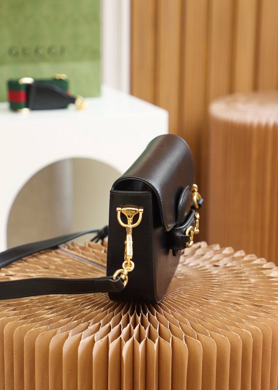 ▪️𝐇𝐨𝐫𝐬𝐞𝐛𝐢𝐭 𝟭𝟵𝟱𝟱 𝐌𝐢𝐧𝐢 #658574#正品皮▪️ 🔳尺寸：20.6*14.4*5.1cm🔳 马衔扣𝐇𝐨𝐫𝐬𝐞𝐛𝐢𝐭 𝟭𝟵𝟱𝟱系列， 这一届的𝐌𝐢𝐧𝐢马鞍包风格，增添了混搭格调， 配有两条不同的肩带， 配皮肩带呈现出了优雅低调， 与红绿肩带完全不同的感觉， 红绿肩带呈现了强大的品牌标志性的味道！ 全皮系列更加加分， 给人留下了更加低调优雅知性的味道！简直太香了！🔥🔥